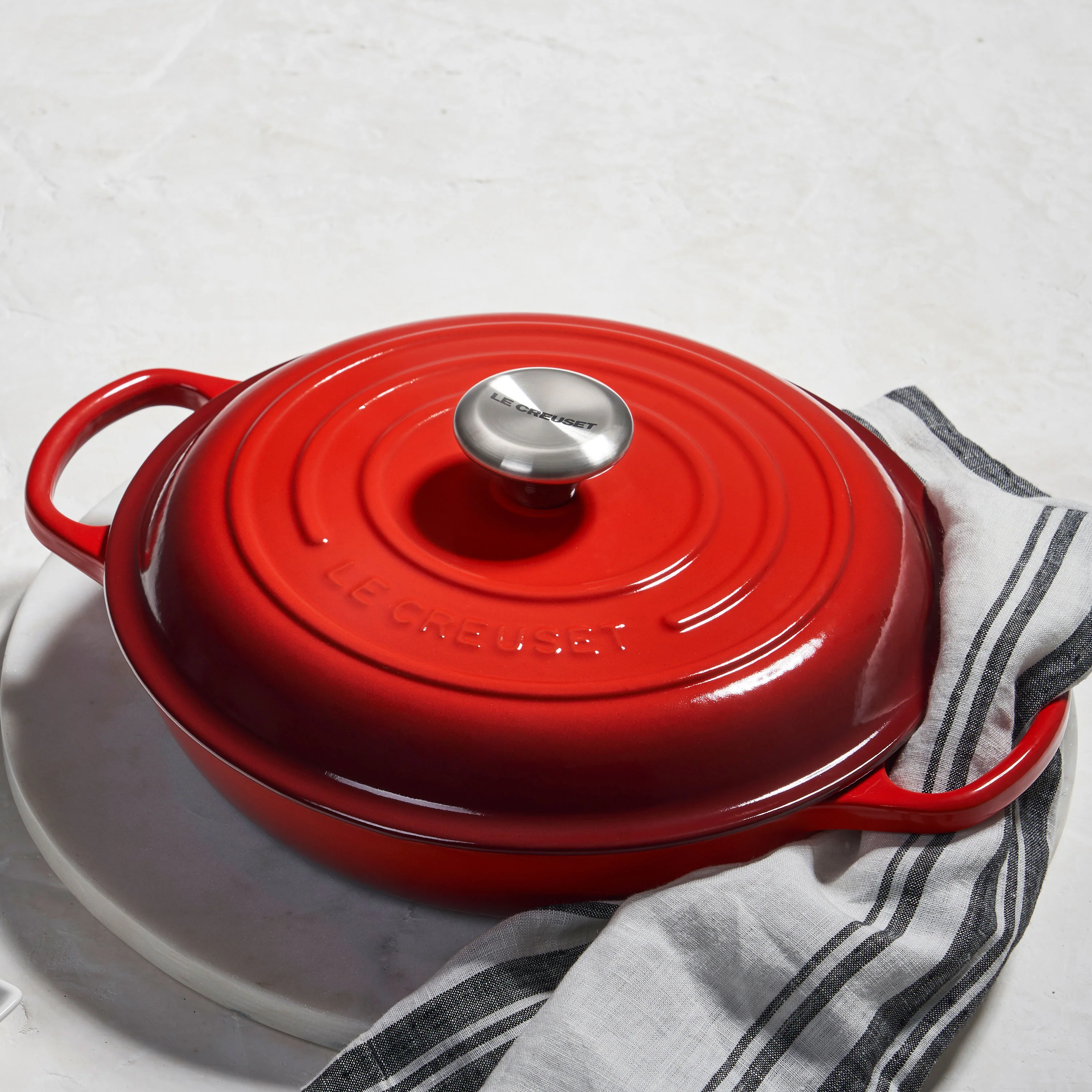 Le Creuset Signature Cast Iron 3.5-quart Cerise Braiser - Image 7