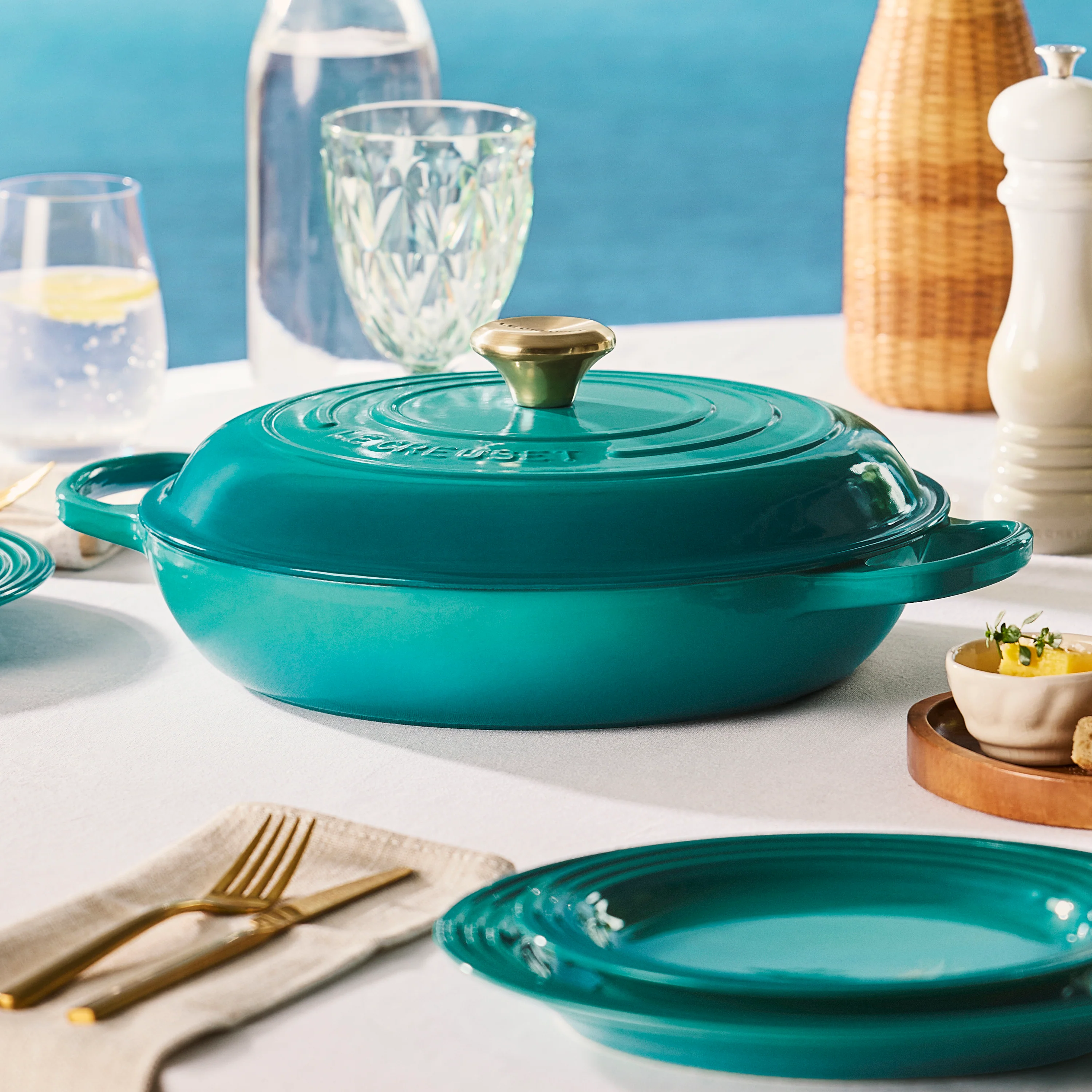Le Creuset Signature Cast Iron 5-quart Bleu Riviera Braiser - Image 5