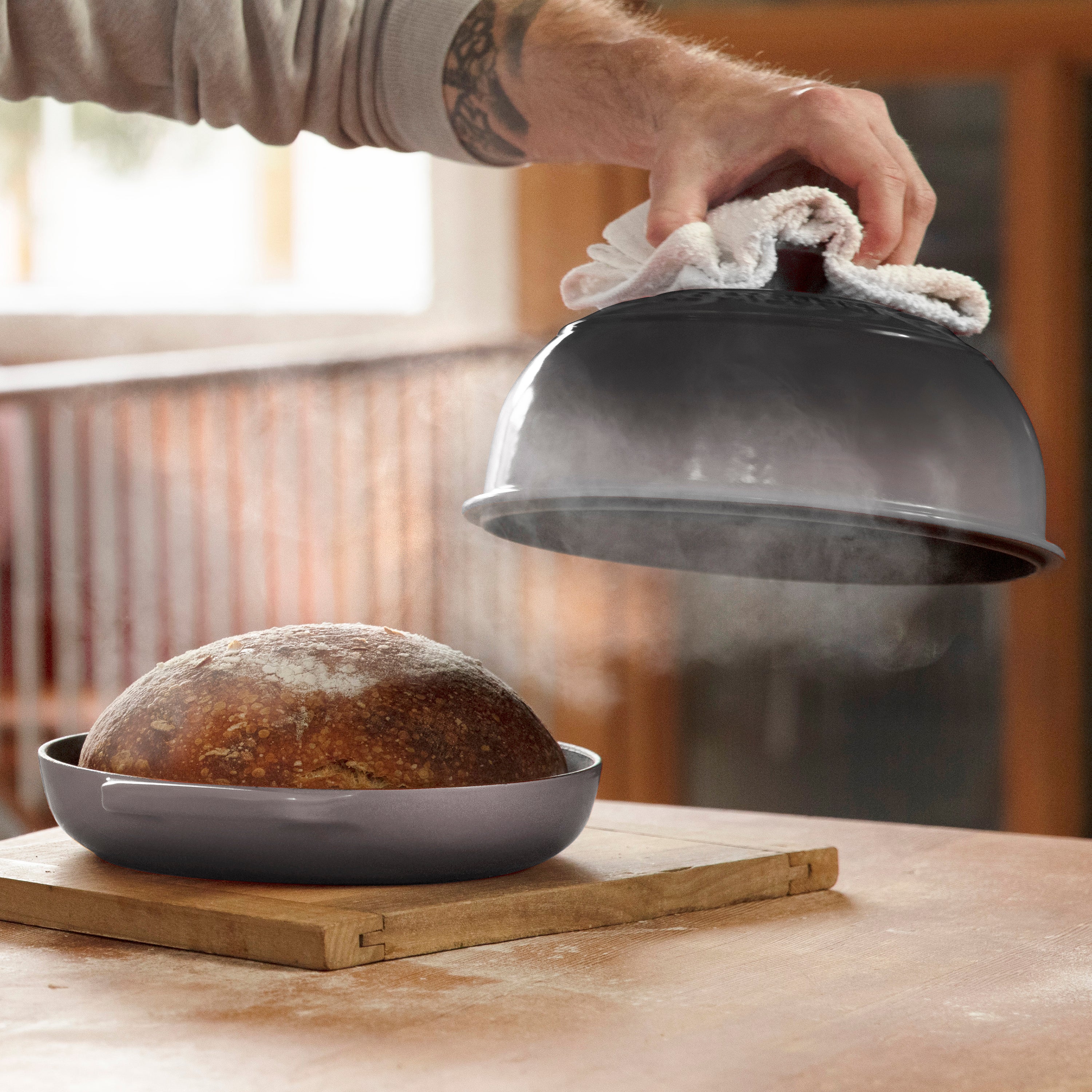 Le Creuset Signature Cast Iron 9.5" Oyster Bread Oven - Image 3