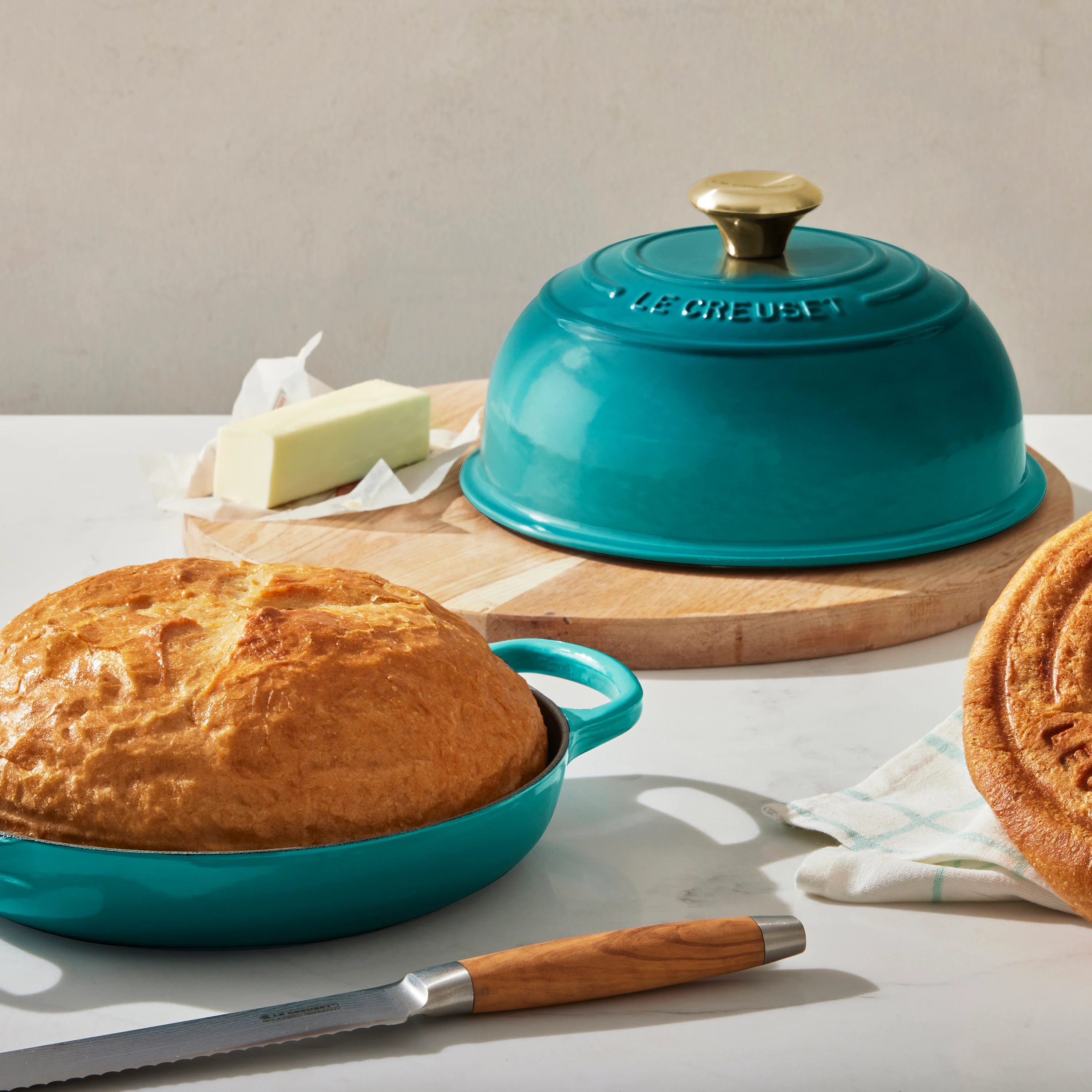Le Creuset Signature Cast Iron 9.5" Bleu Riviera Bread Oven - Image 5