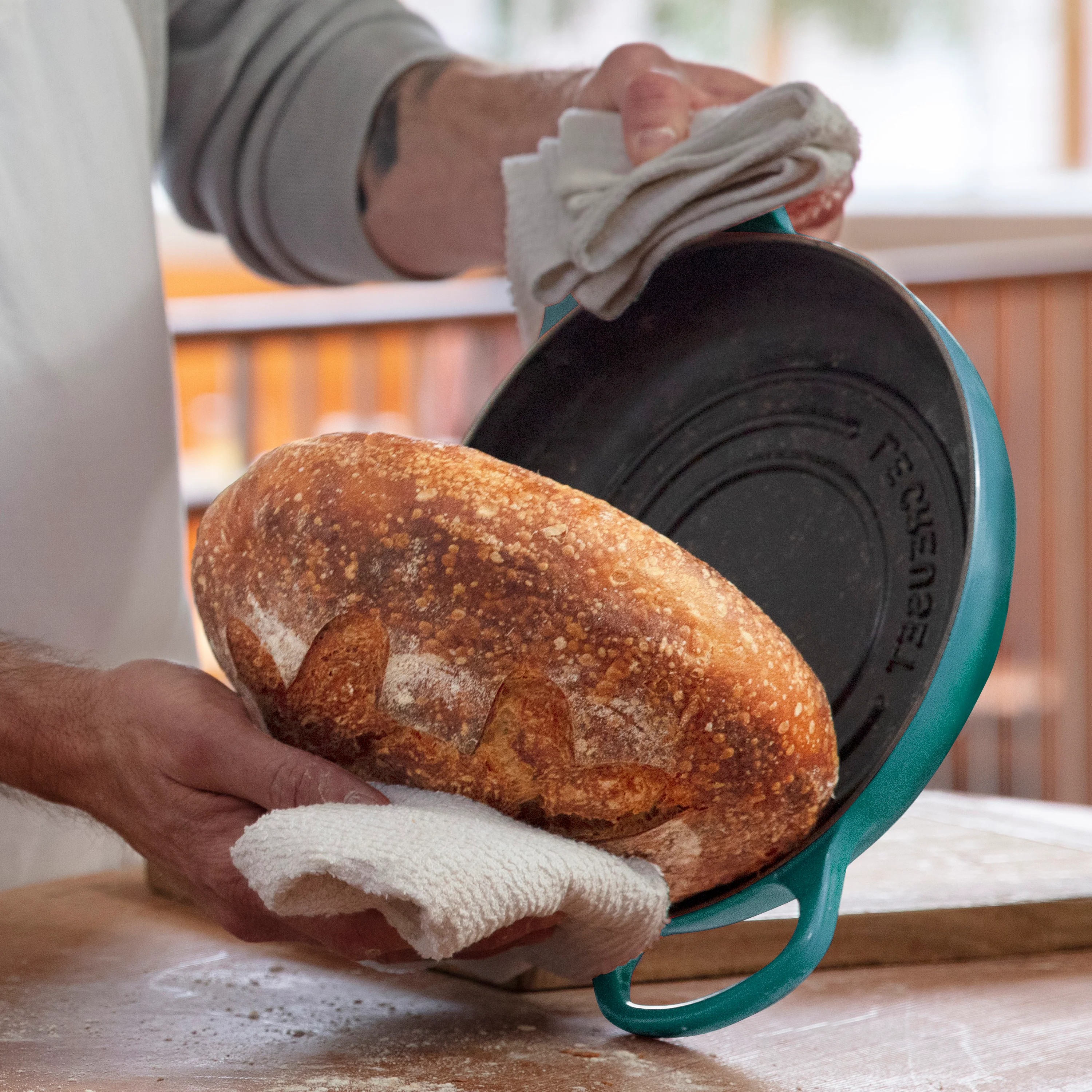 Le Creuset Signature Cast Iron 9.5" Bleu Riviera Bread Oven - Image 6