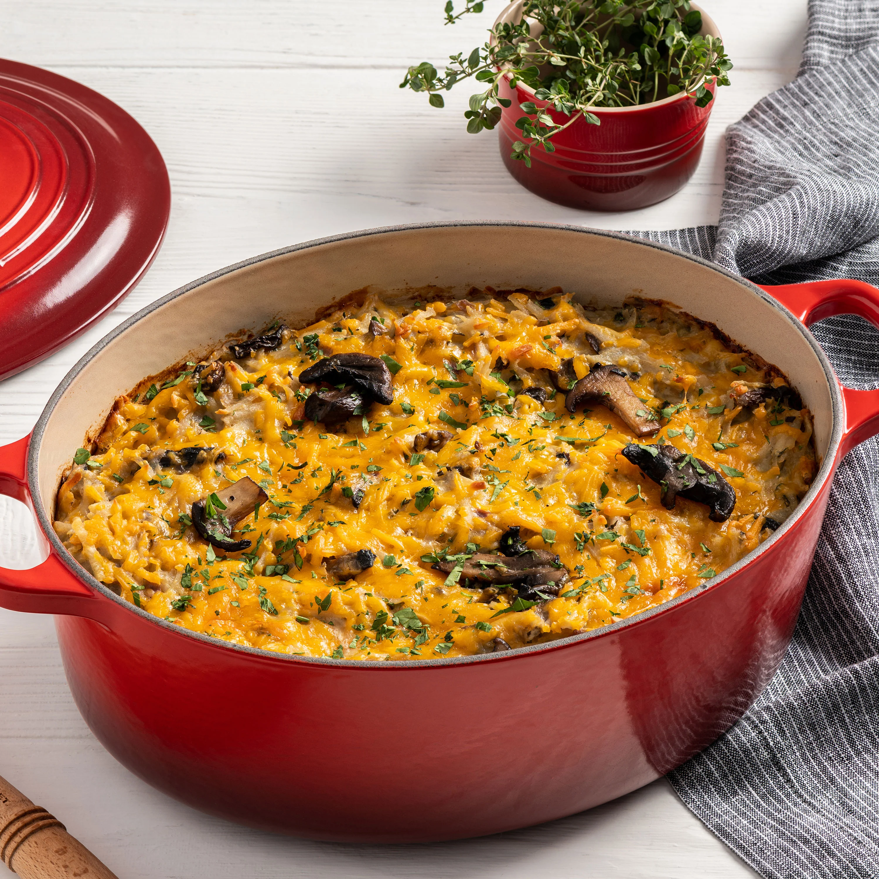 Le Creuset Signature Cast Iron 6.75-quart Cerise Oval Dutch Oven - Image 4