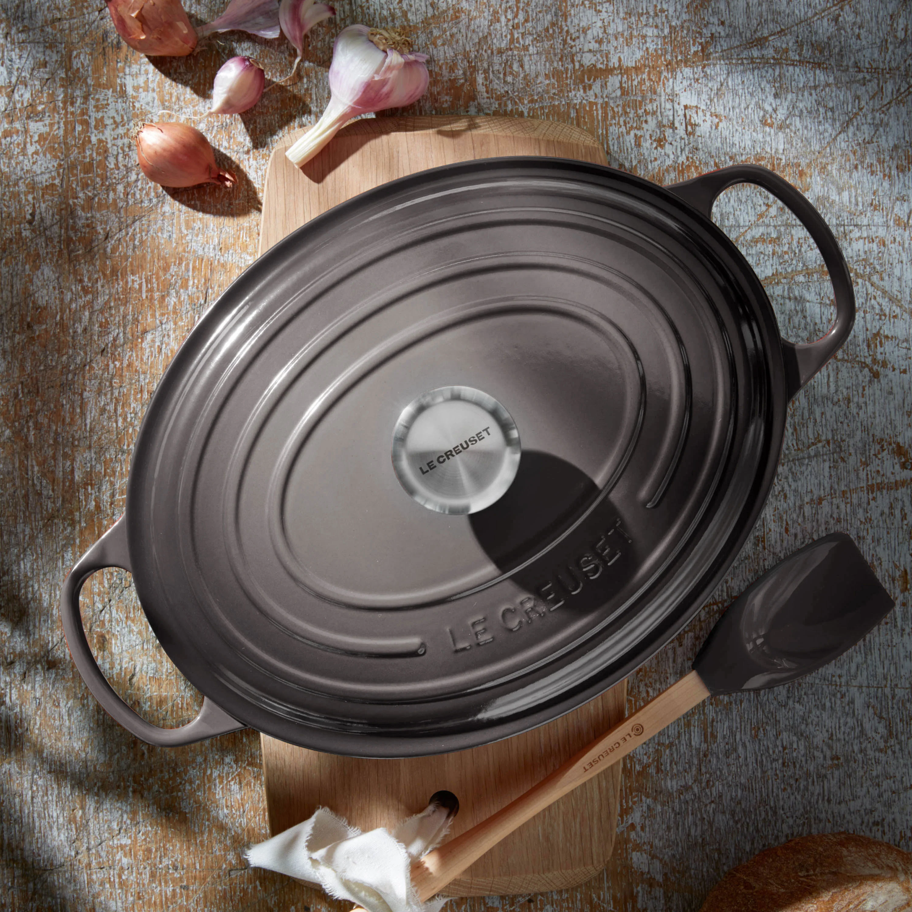 Le Creuset Signature Cast Iron 5-quart Oyster Oval Dutch Oven - Image 2