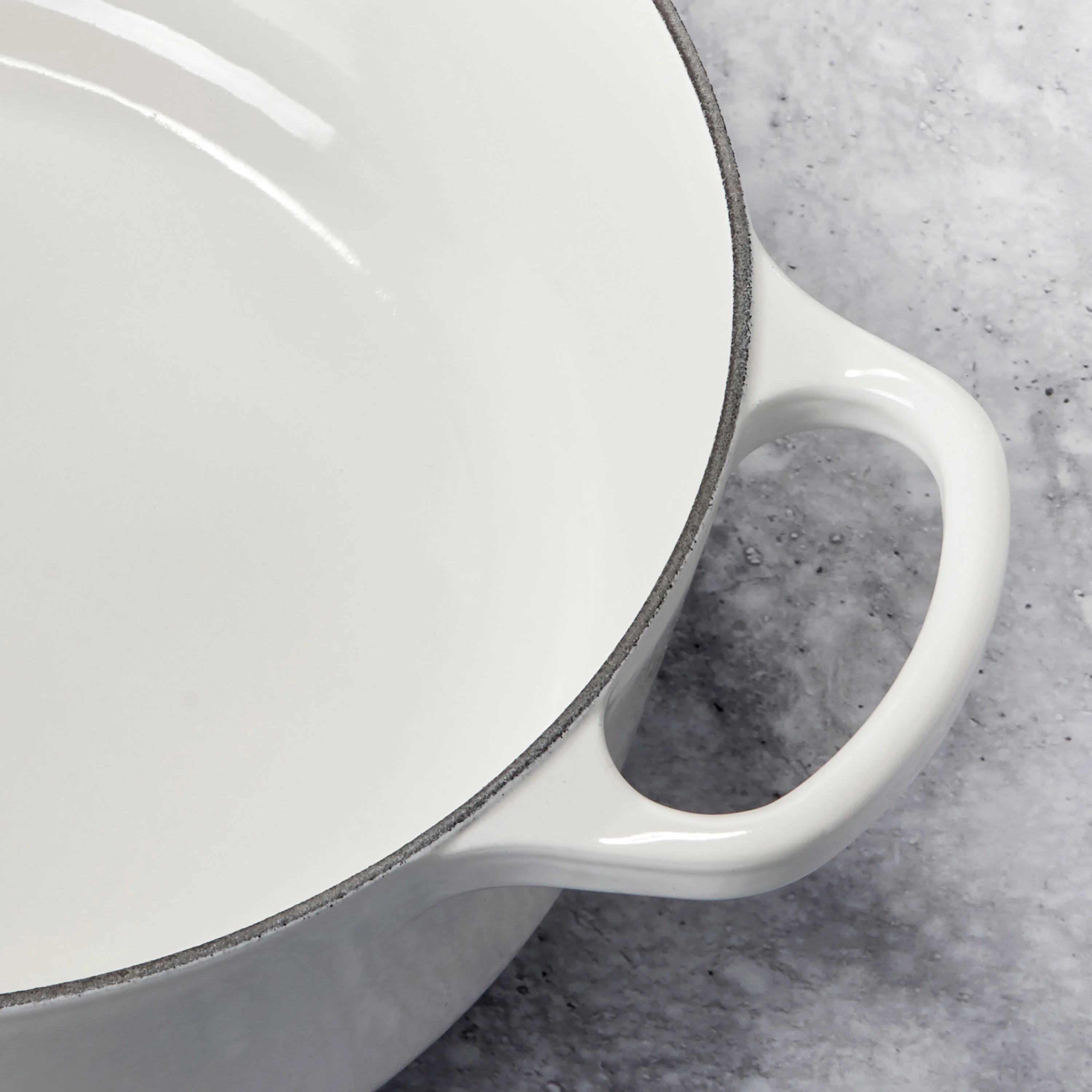Le Creuset Signature Cast Iron 9.5-quart White Oval Dutch Oven - Image 5
