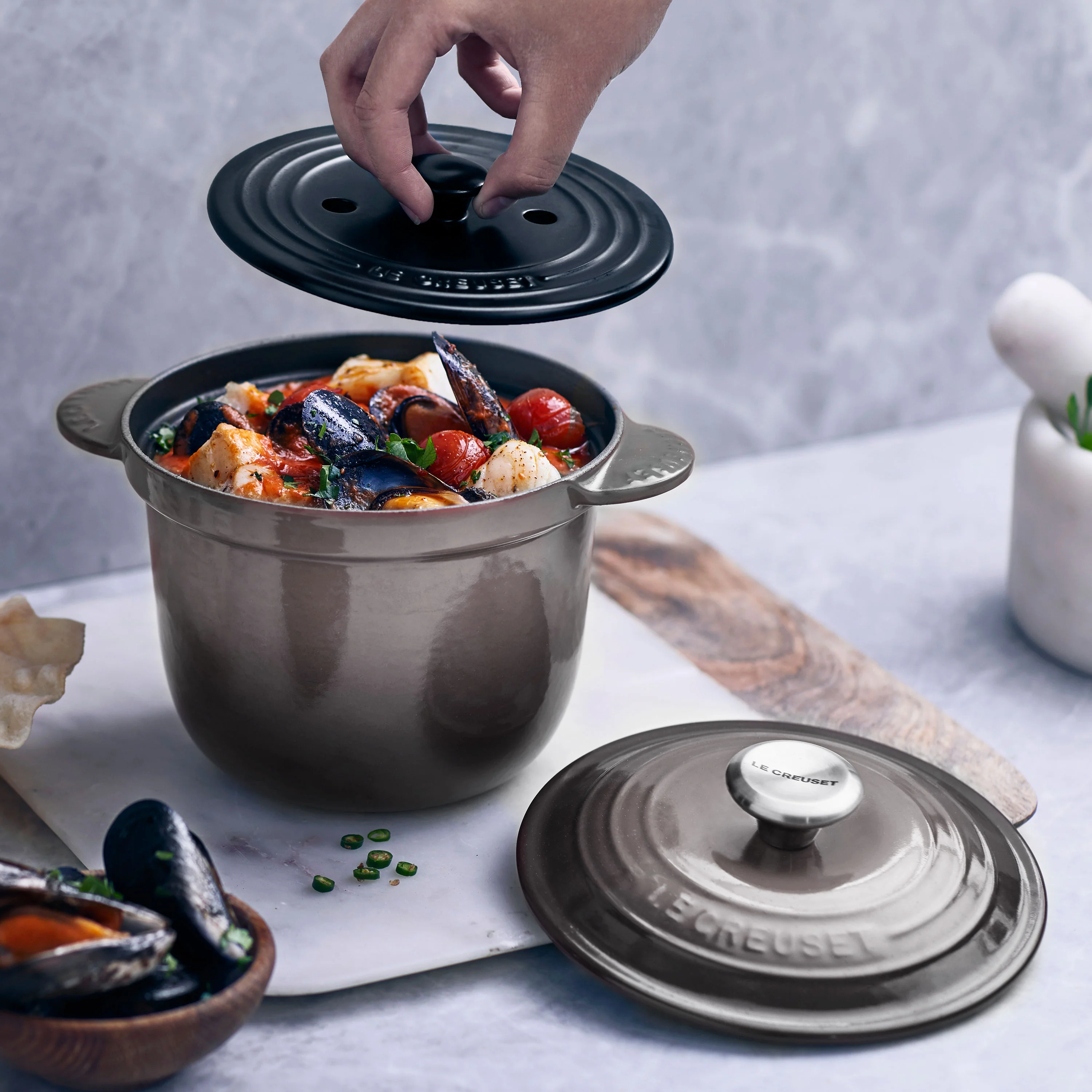 Le Creuset Signature Cast Iron 2.25-quart Oyster Rice Pot with Stoneware Insert - Image 5