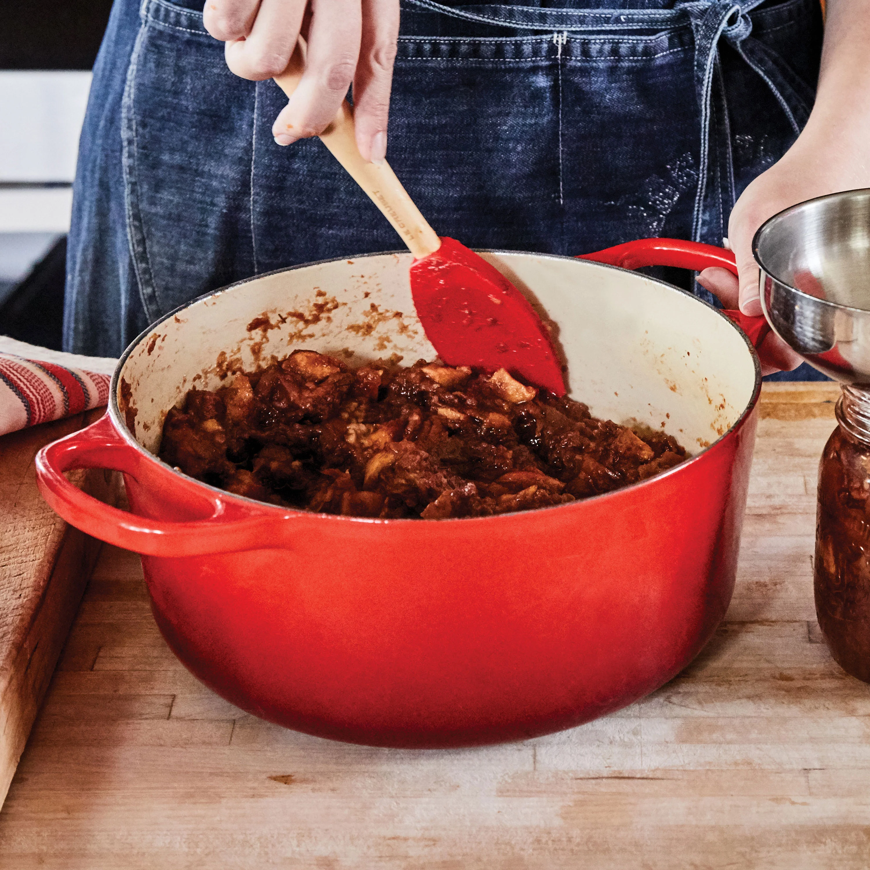 Le Creuset Signature Cast Iron 4.5-quart Cerise Round Dutch Oven - Image 4