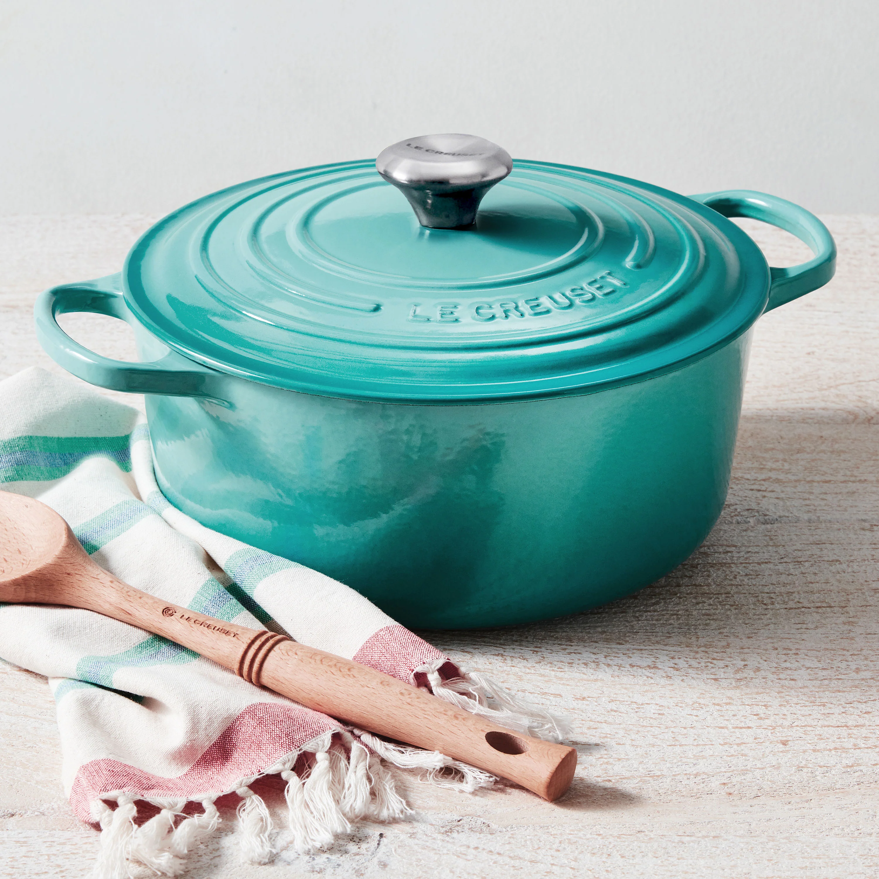 Le Creuset Signature Cast Iron 5.5-quart Caribbean Round Dutch Oven - Image 5