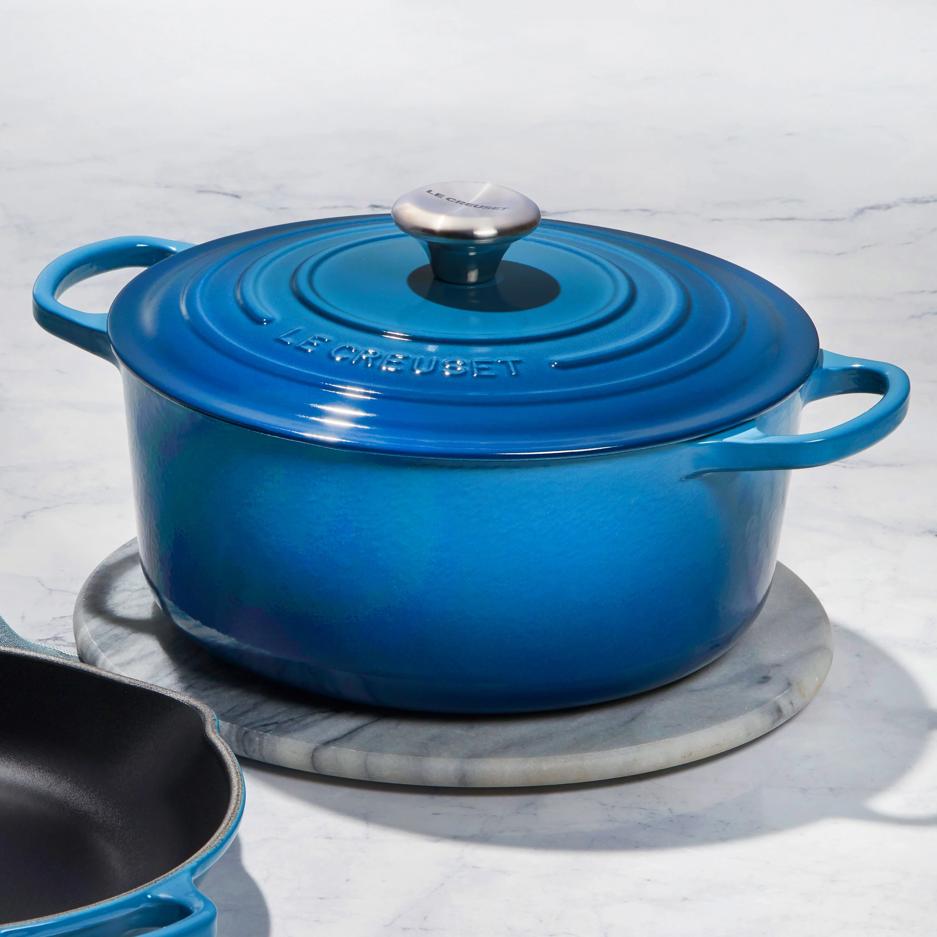 Le Creuset Signature Cast Iron 7.25-quart Marseille Round Dutch Oven - Image 2