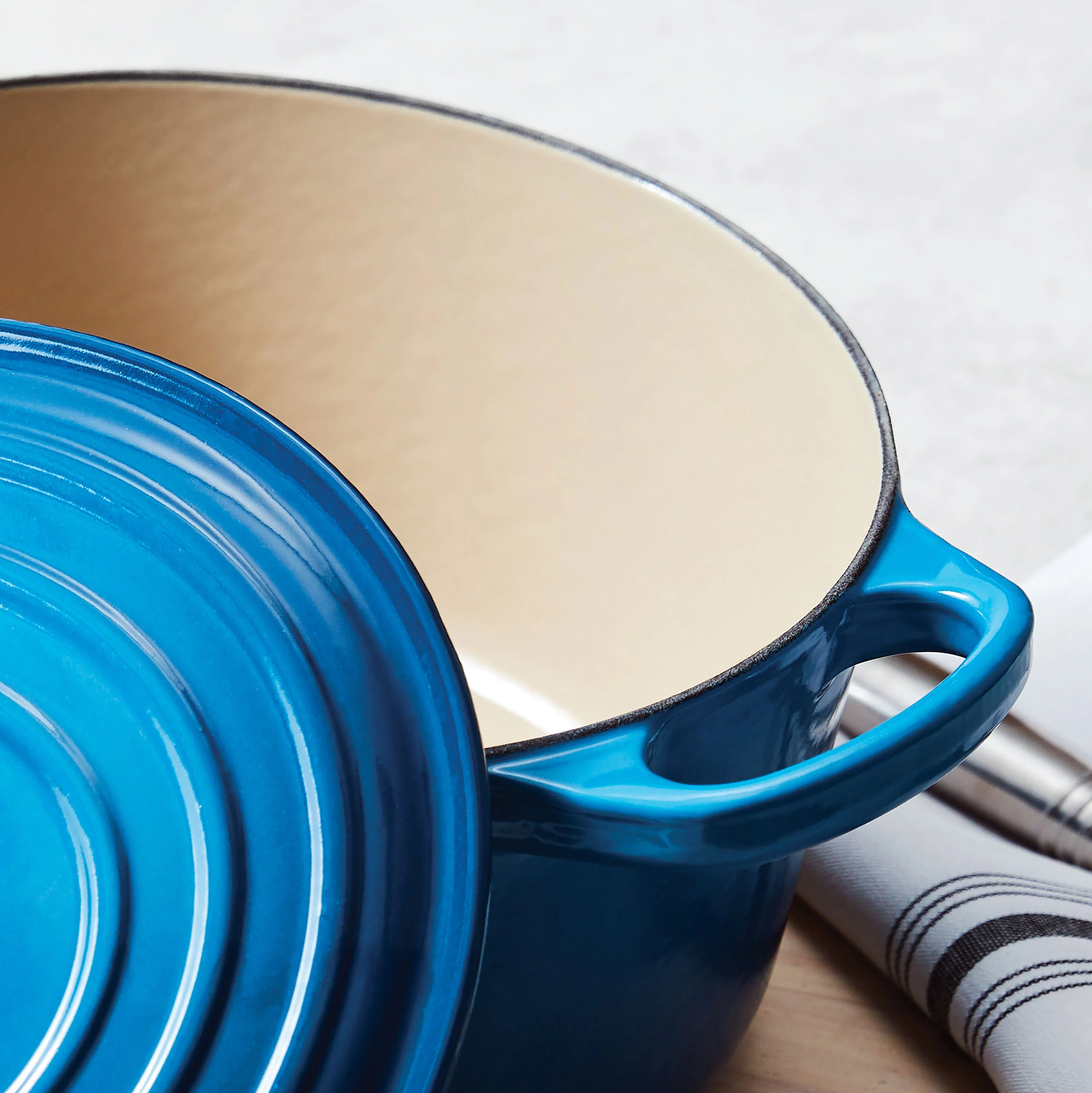 Le Creuset Signature Cast Iron 13.25-quart Marseille Round Dutch Oven - Image 3