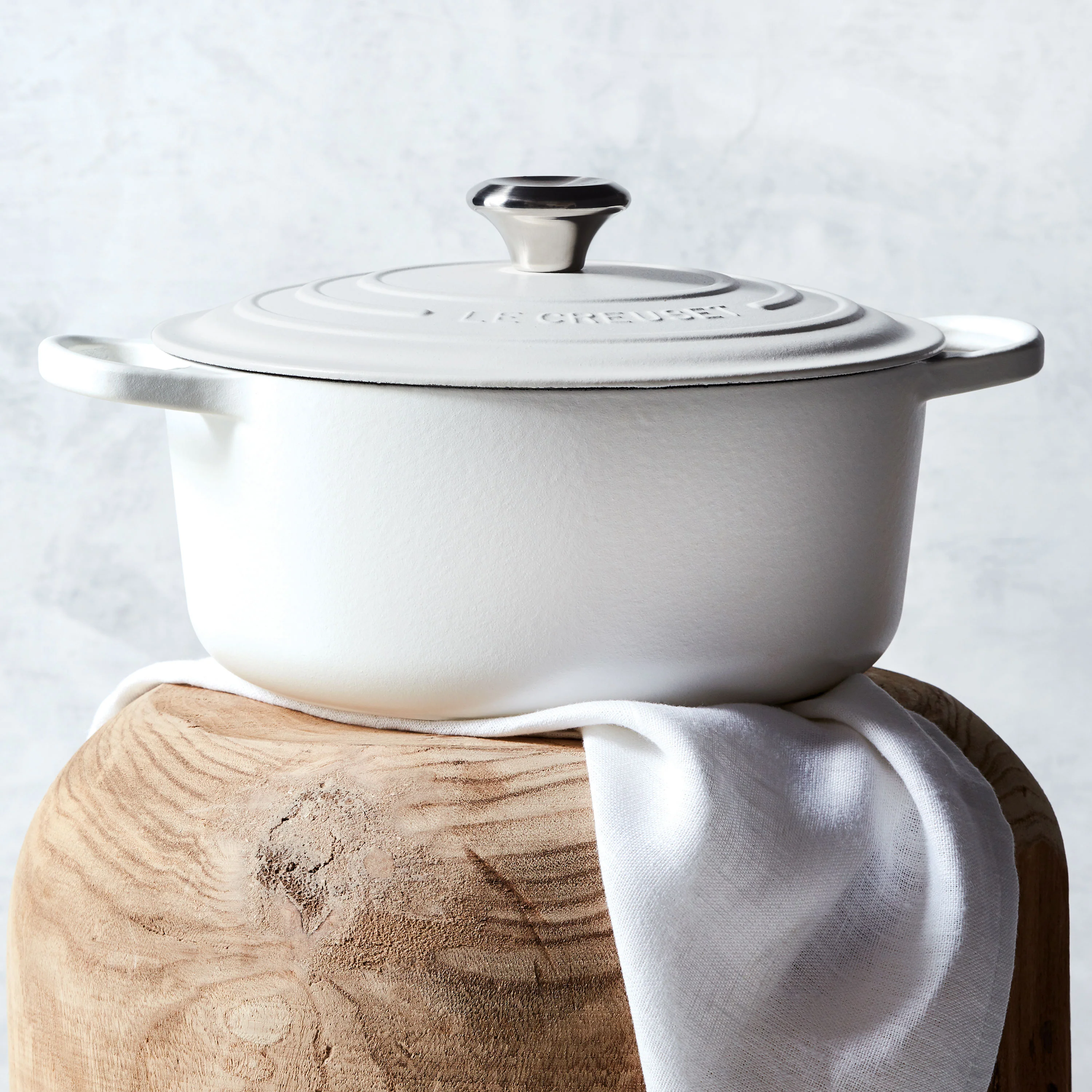 Le Creuset Signature Cast Iron 5.5-quart White Round Dutch Oven - Image 5