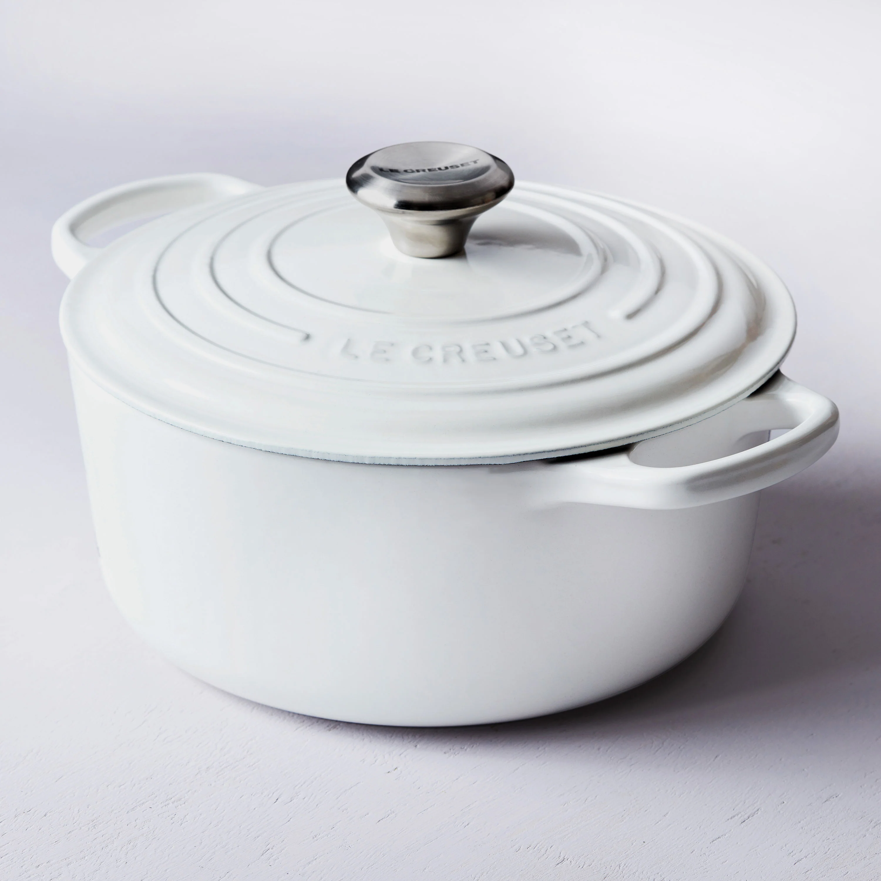 Le Creuset Signature Cast Iron 9-quart White Round Dutch Oven - Image 4