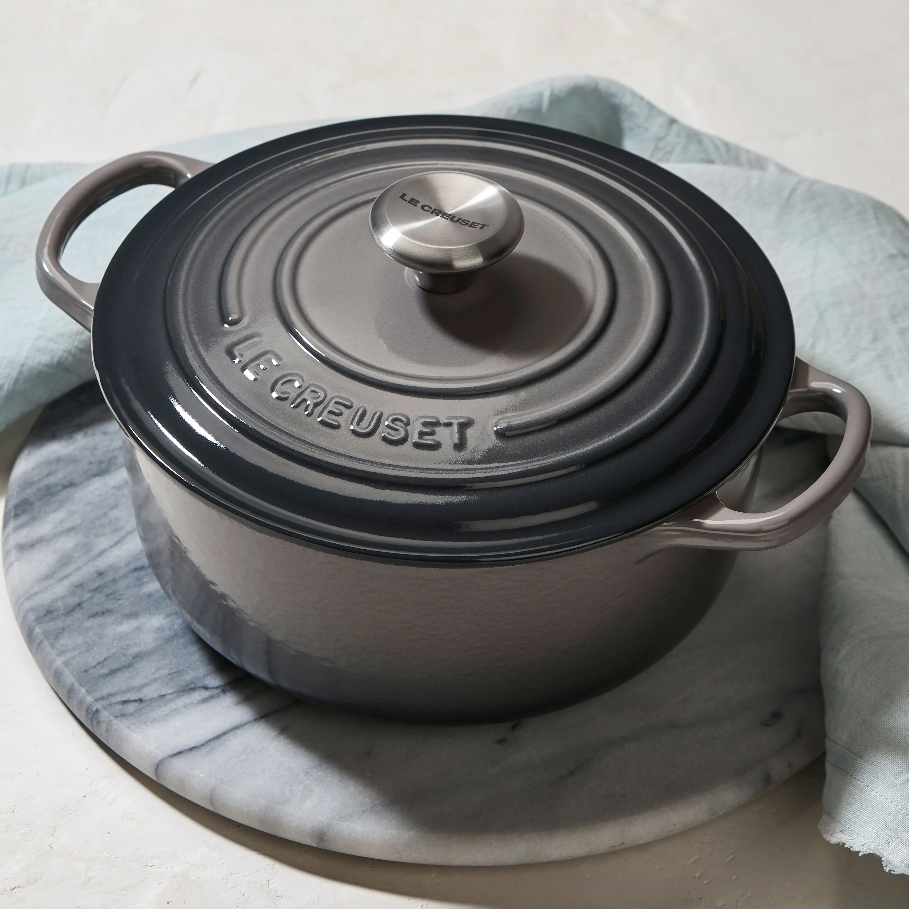 Le Creuset Signature Cast Iron 7.25-quart Oyster Round Dutch Oven - Image 2