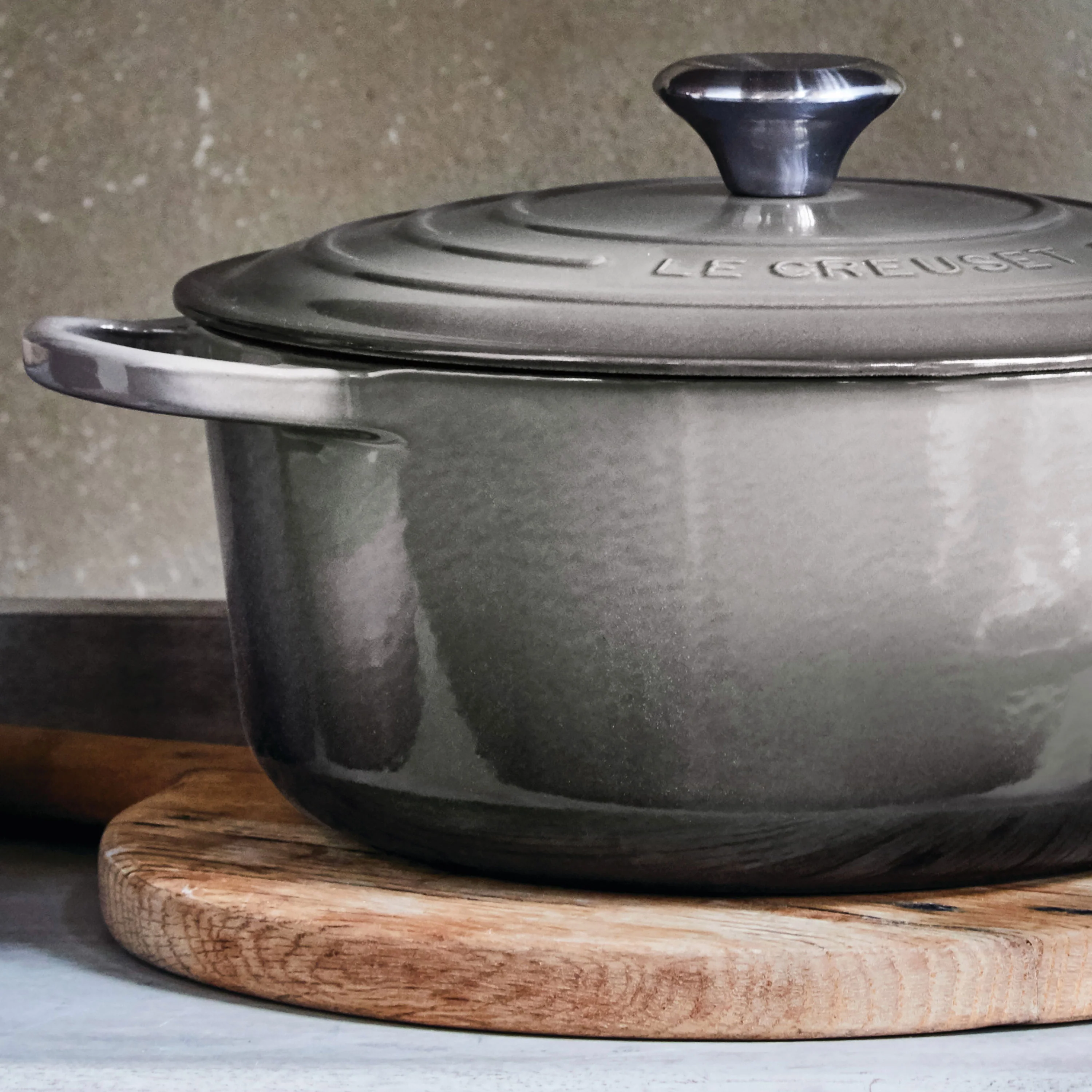 Le Creuset Signature Cast Iron 7.25-quart Oyster Round Dutch Oven - Image 5