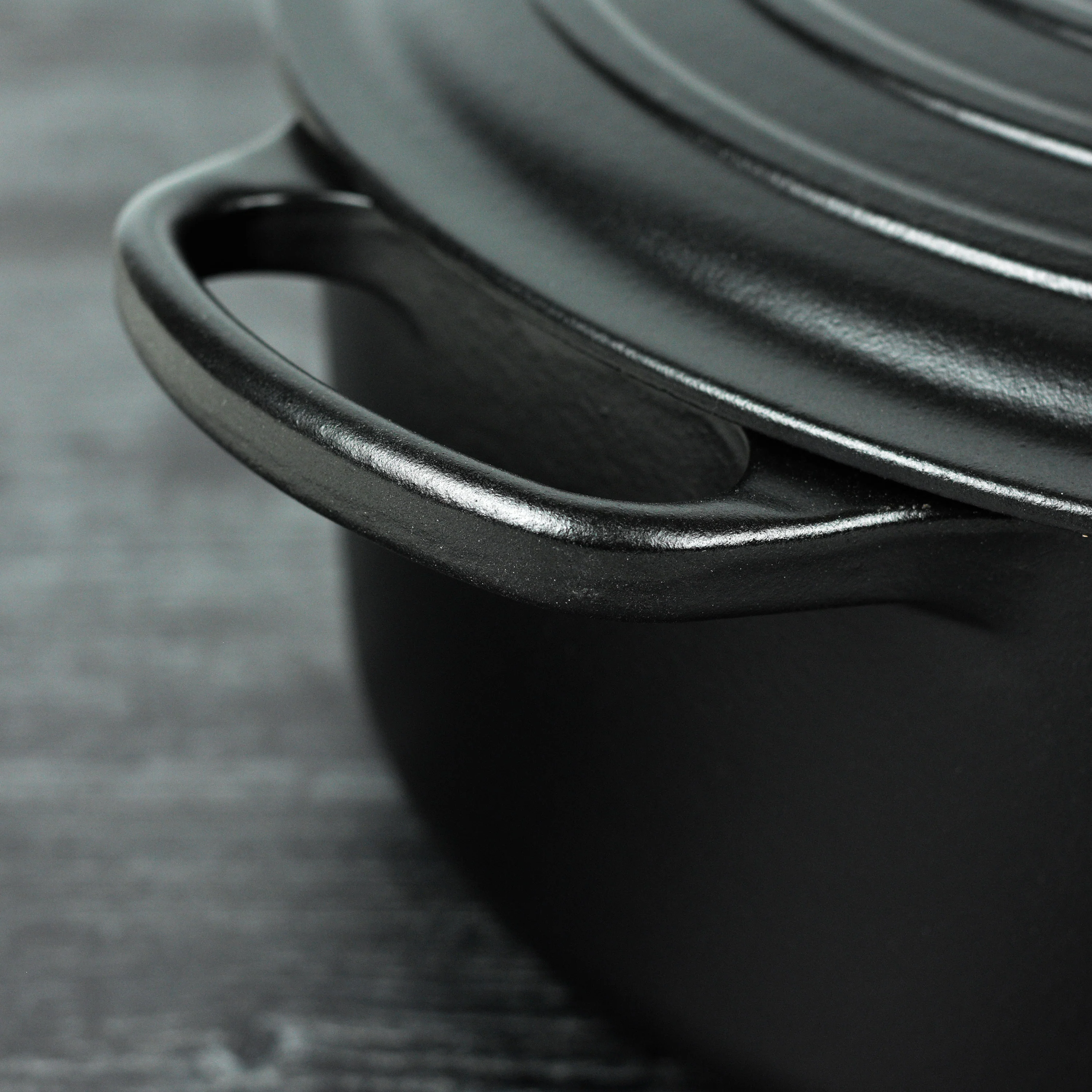 Le Creuset Signature Cast Iron 5.5-quart Licorice Round Dutch Oven - Image 4