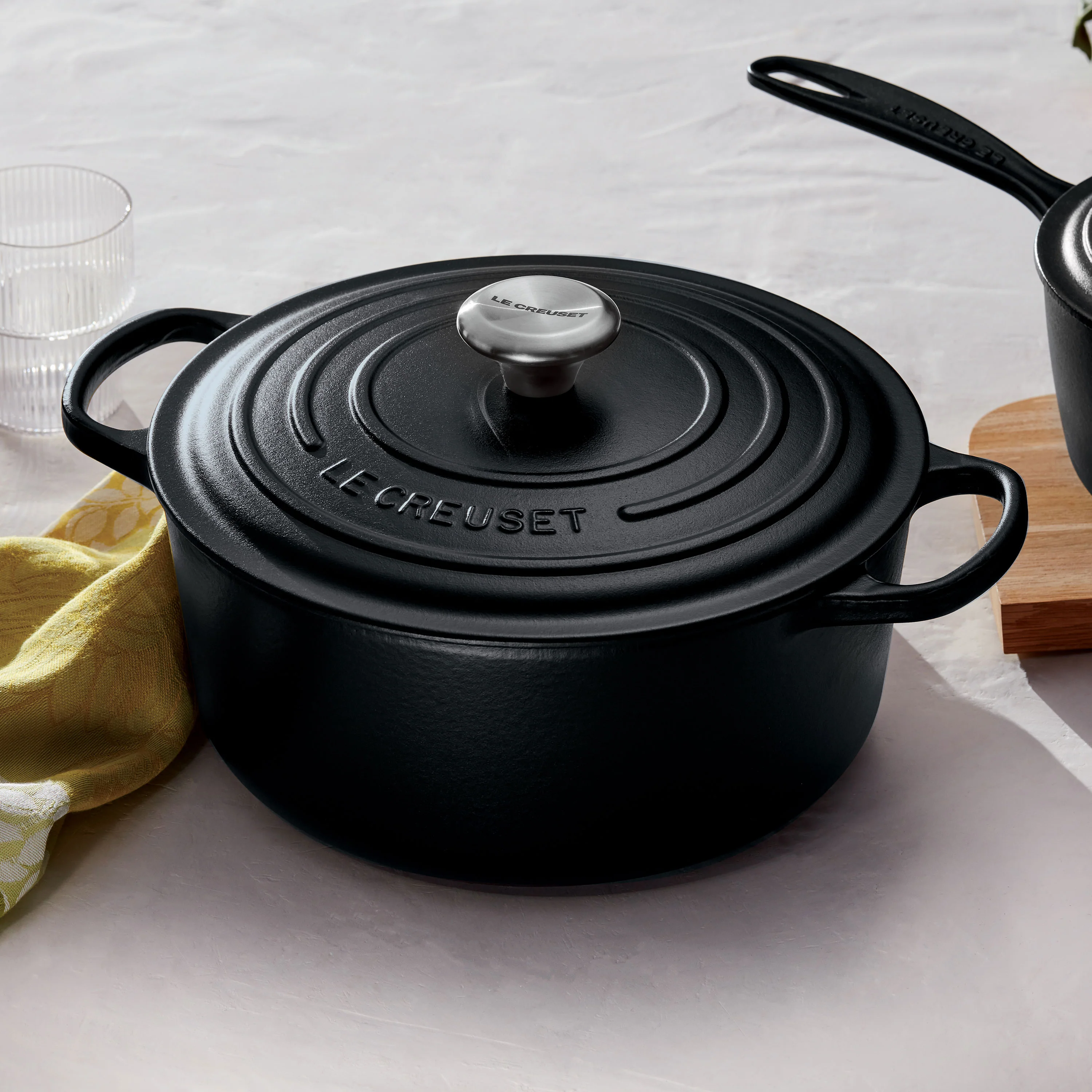 Le Creuset Signature Cast Iron 7.25-quart Licorice Round Dutch Oven - Image 2