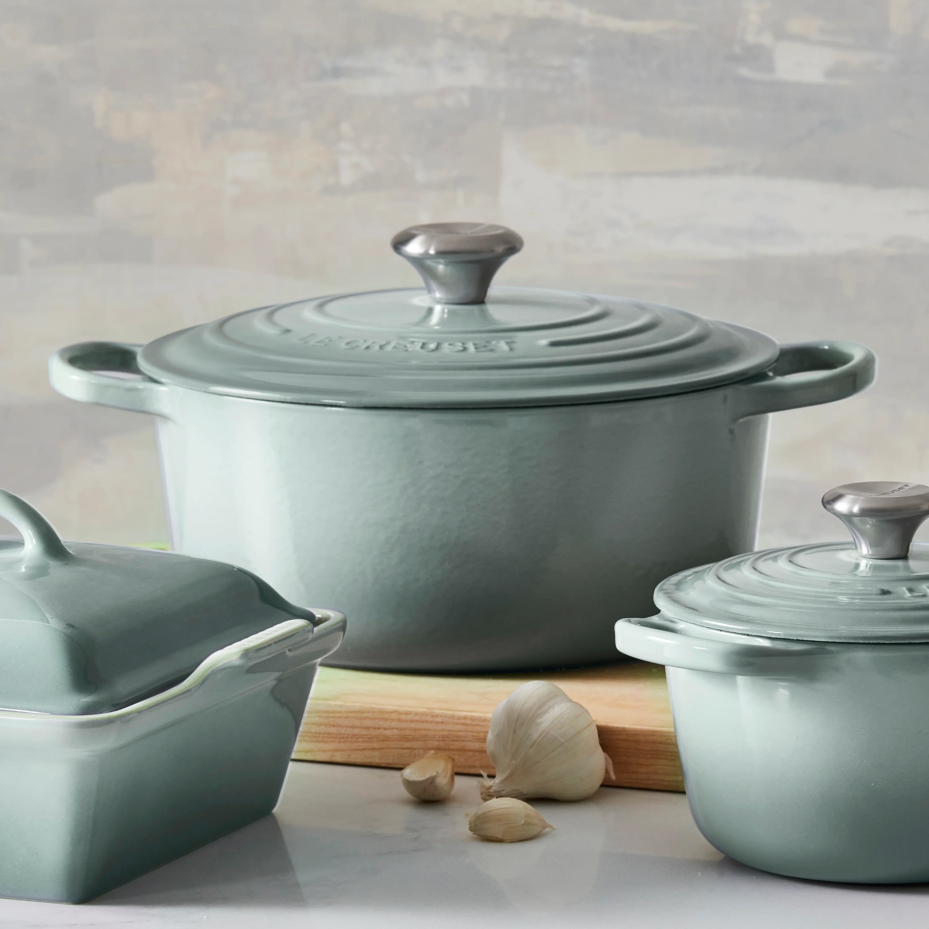 Le Creuset Signature Cast Iron 4.5-quart Sea Salt Round Dutch Oven - Image 2