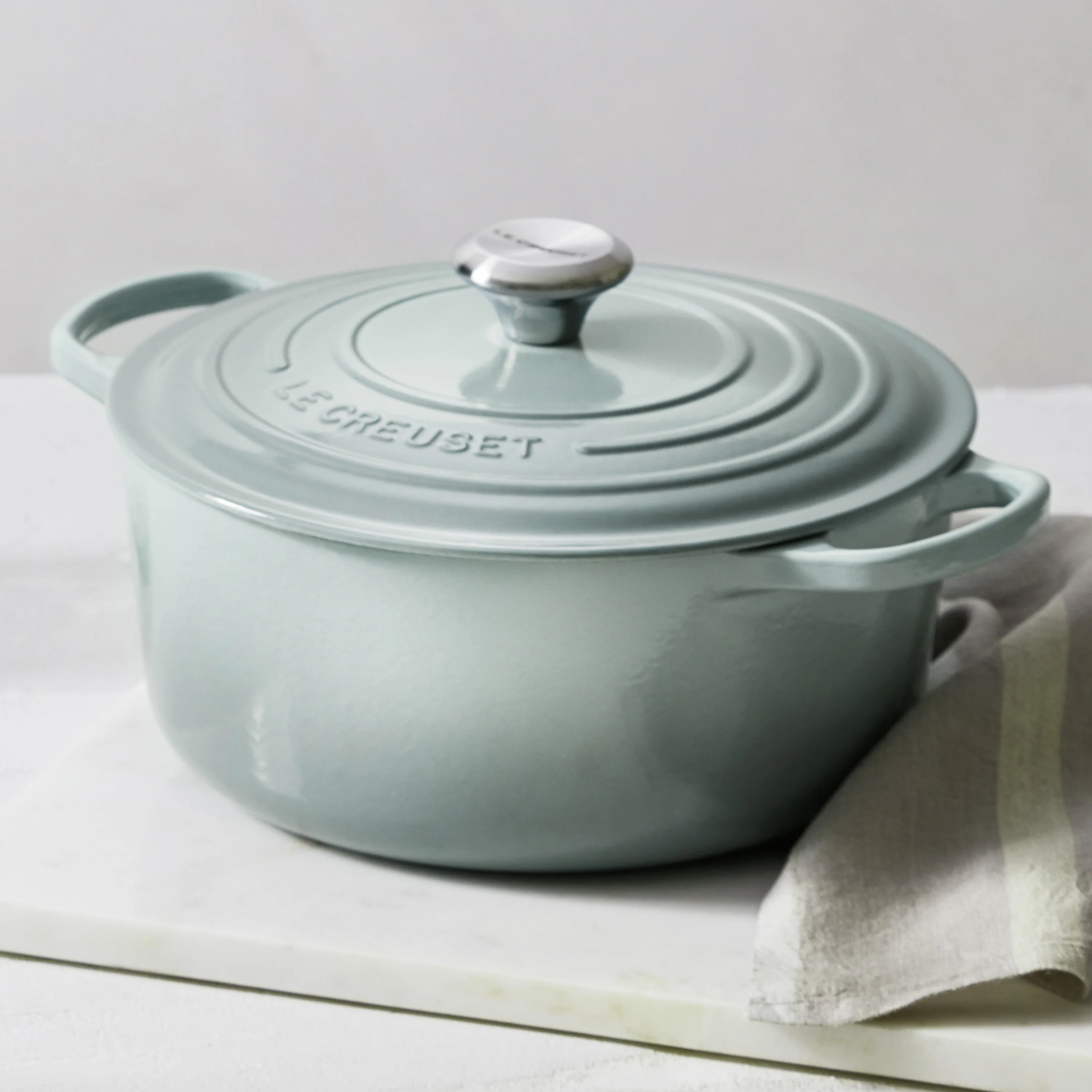 Le Creuset Signature Cast Iron 7.25-quart Sea Salt Round Dutch Oven - Image 2