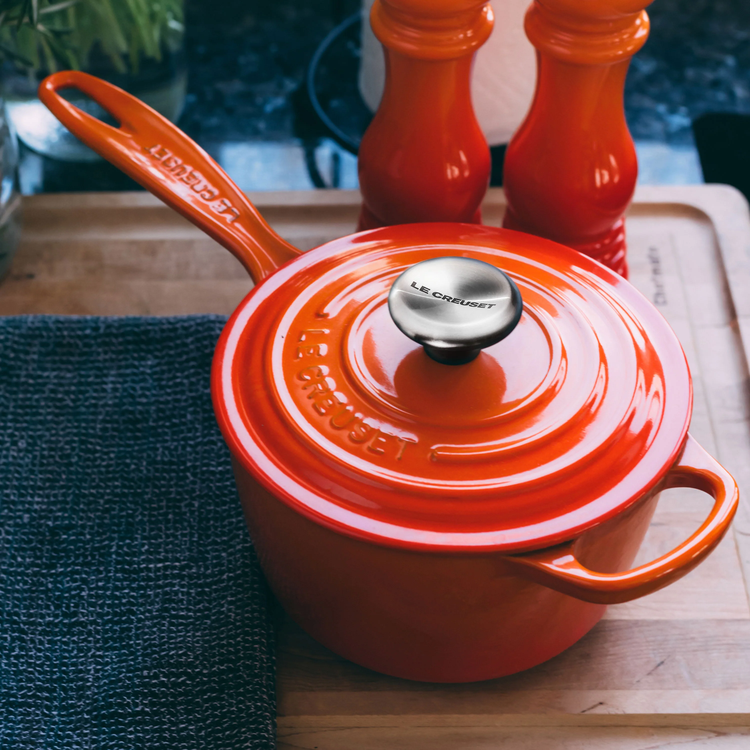 Le Creuset Signature Cast Iron 2.25-quart Flame Saucepan - Image 3