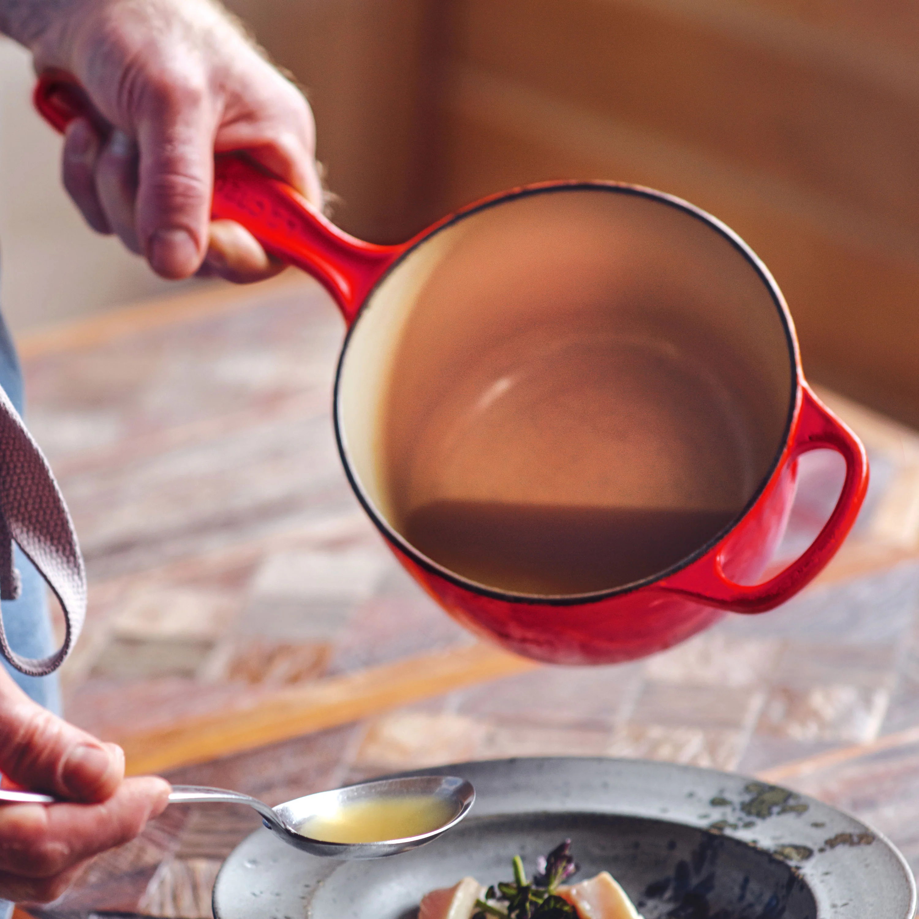 Le Creuset Signature Cast Iron 2.25-quart Cerise Saucepan - Image 6