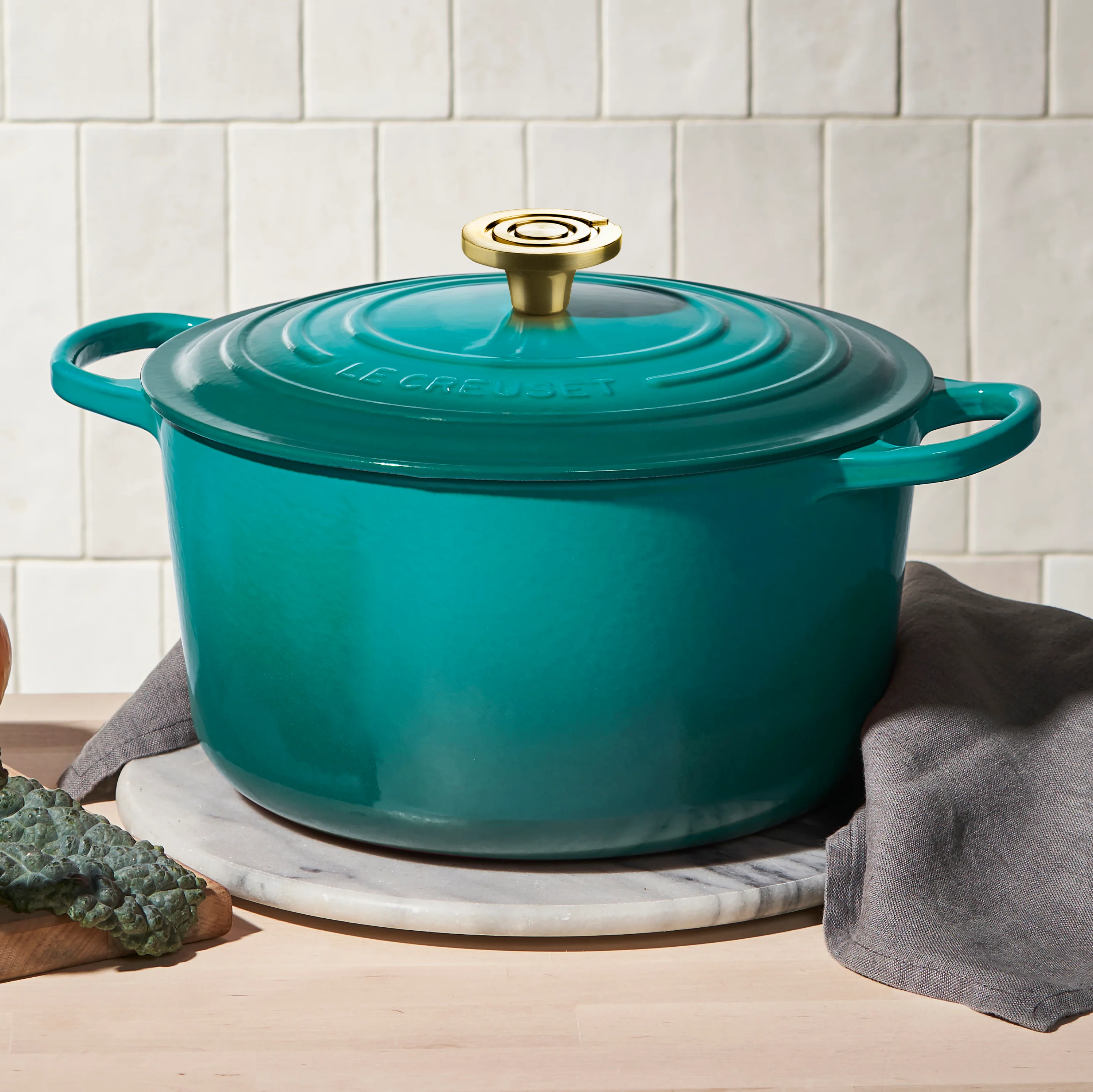 Le Creuset Signature Cast Iron 6.5-quart Bleu Riviera Round Deep Oven with Light Gold Crucible Knob - Image 3