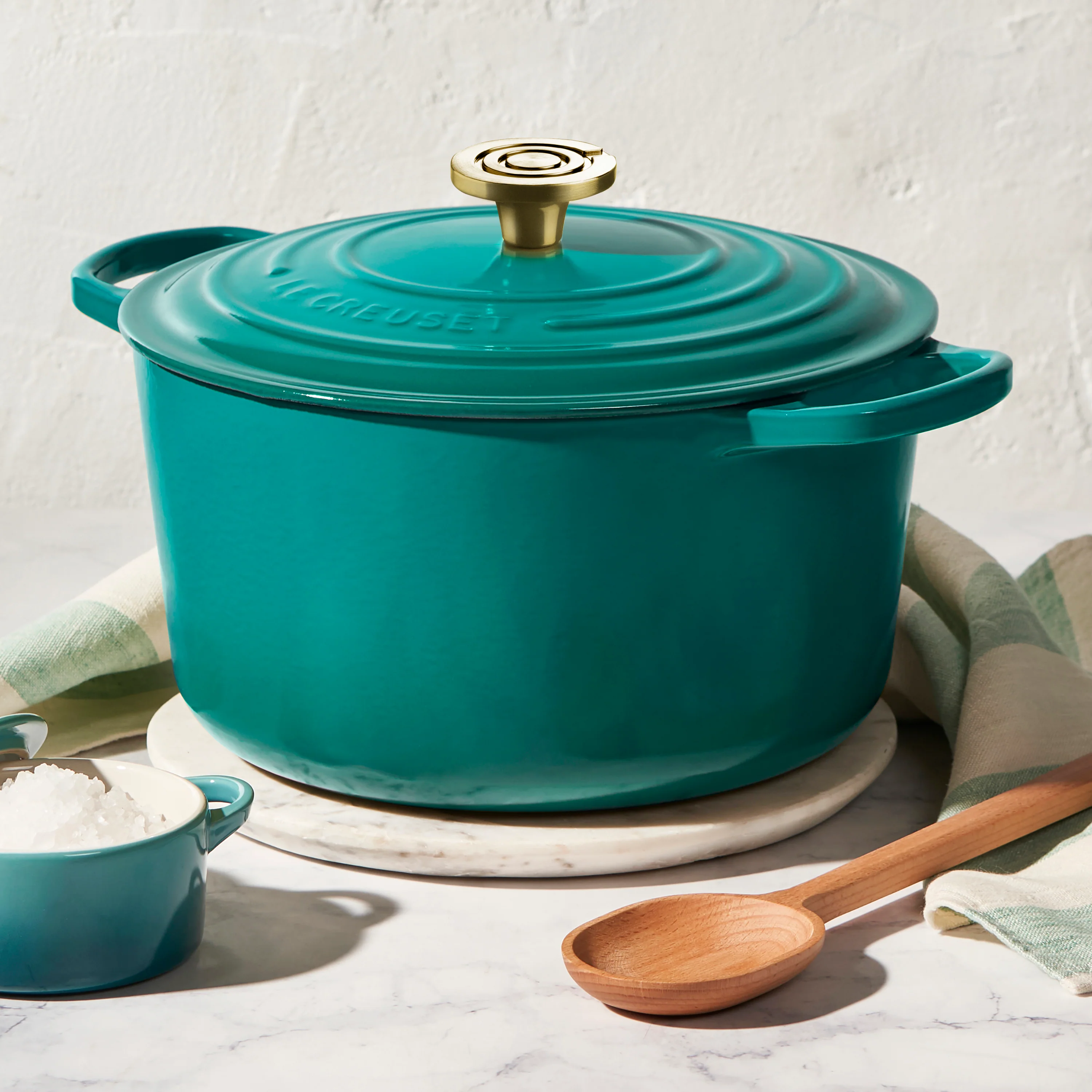 Le Creuset Signature Cast Iron 6.5-quart Bleu Riviera Round Deep Oven with Light Gold Crucible Knob - Image 4