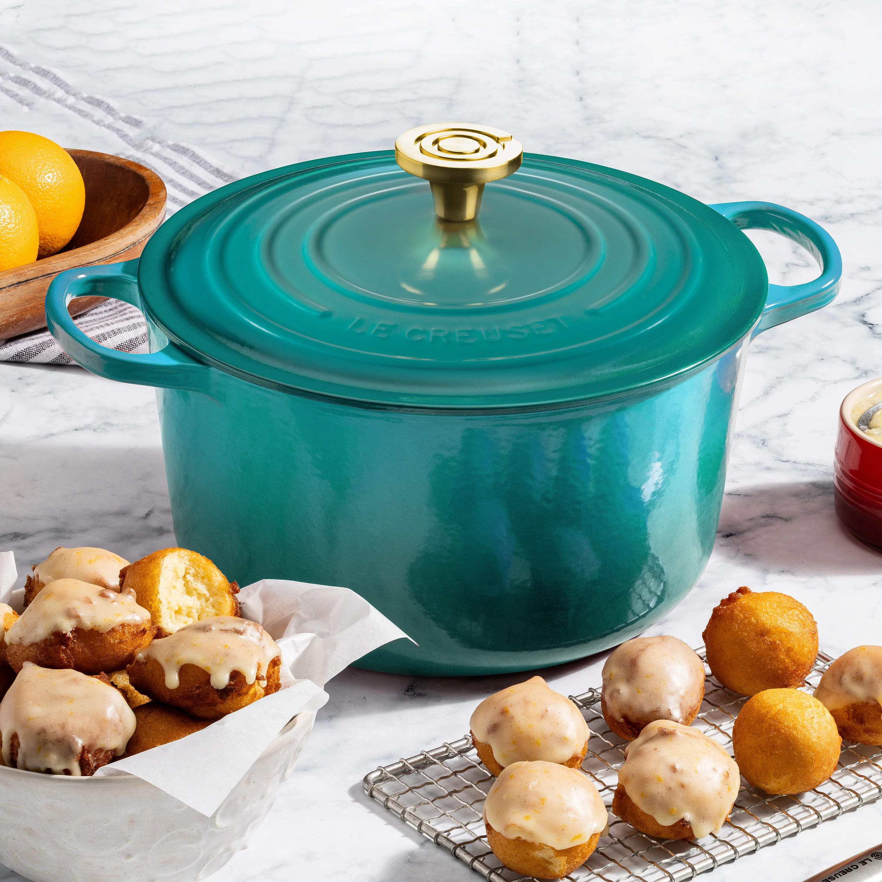 Le Creuset Signature Cast Iron 6.5-quart Bleu Riviera Round Deep Oven with Light Gold Crucible Knob - Image 5