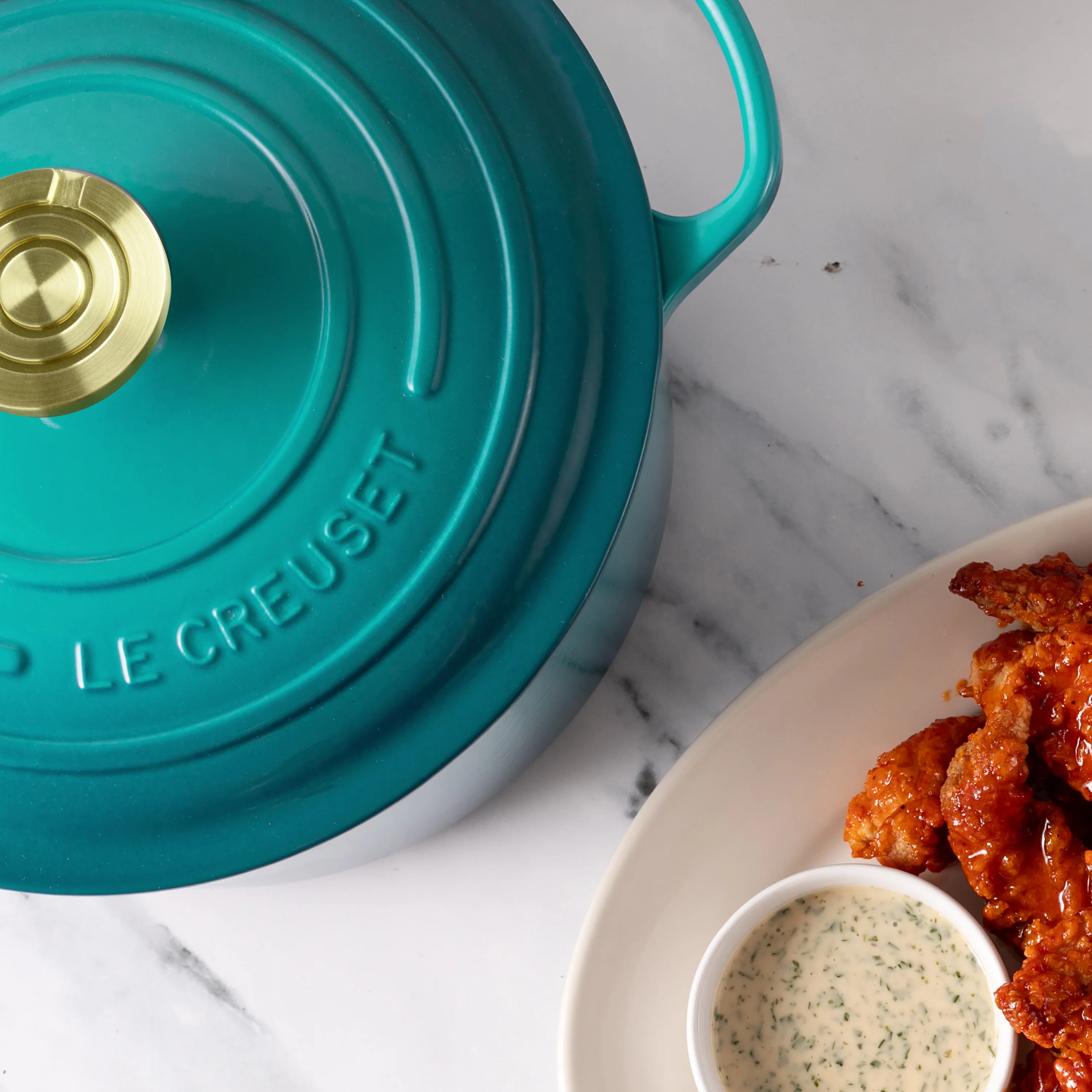 Le Creuset Signature Cast Iron 6.5-quart Bleu Riviera Round Deep Oven with Light Gold Crucible Knob - Image 6