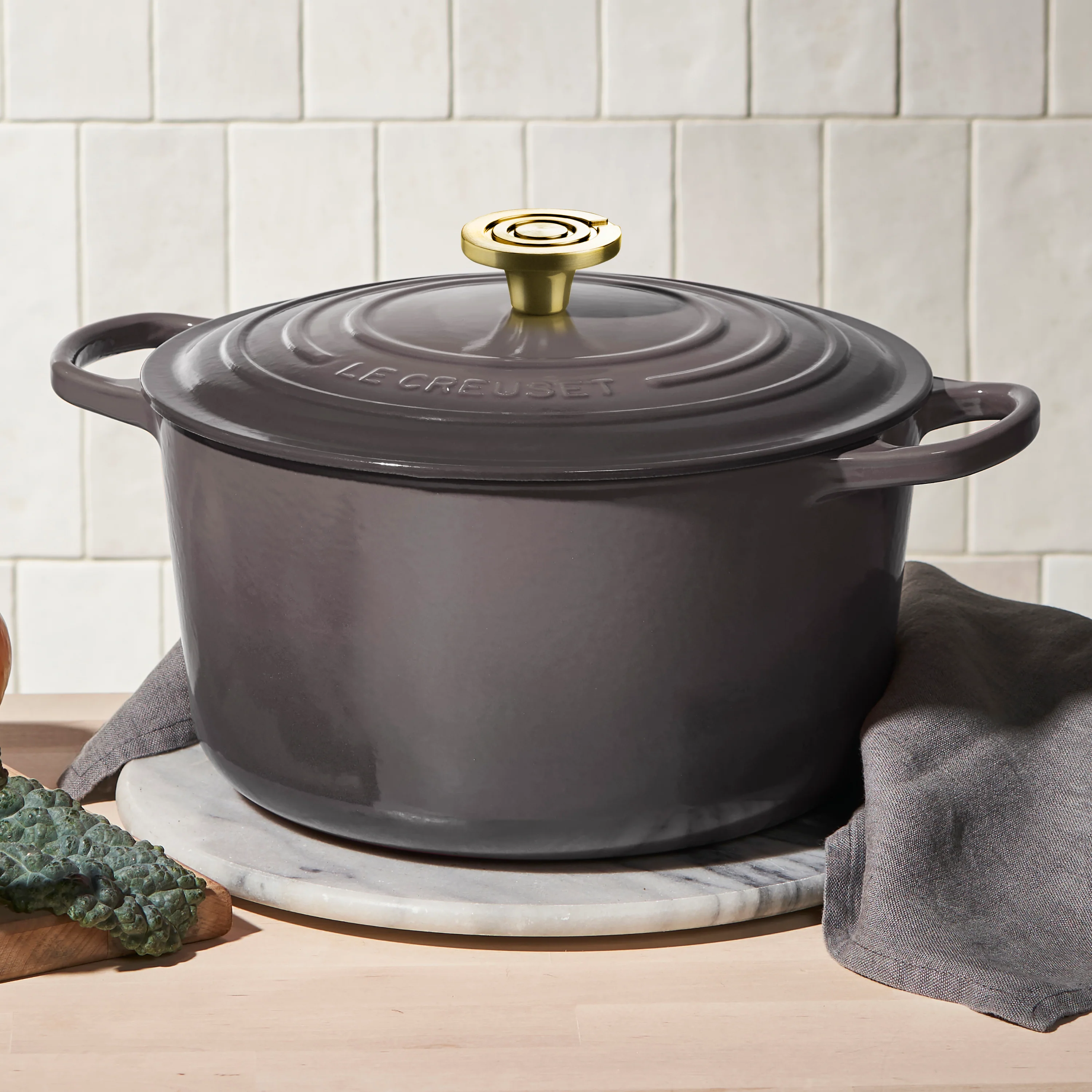 Le Creuset Signature Cast Iron 6.5-quart Oyster Round Deep Oven with Light Gold Crucible Knob - Image 3