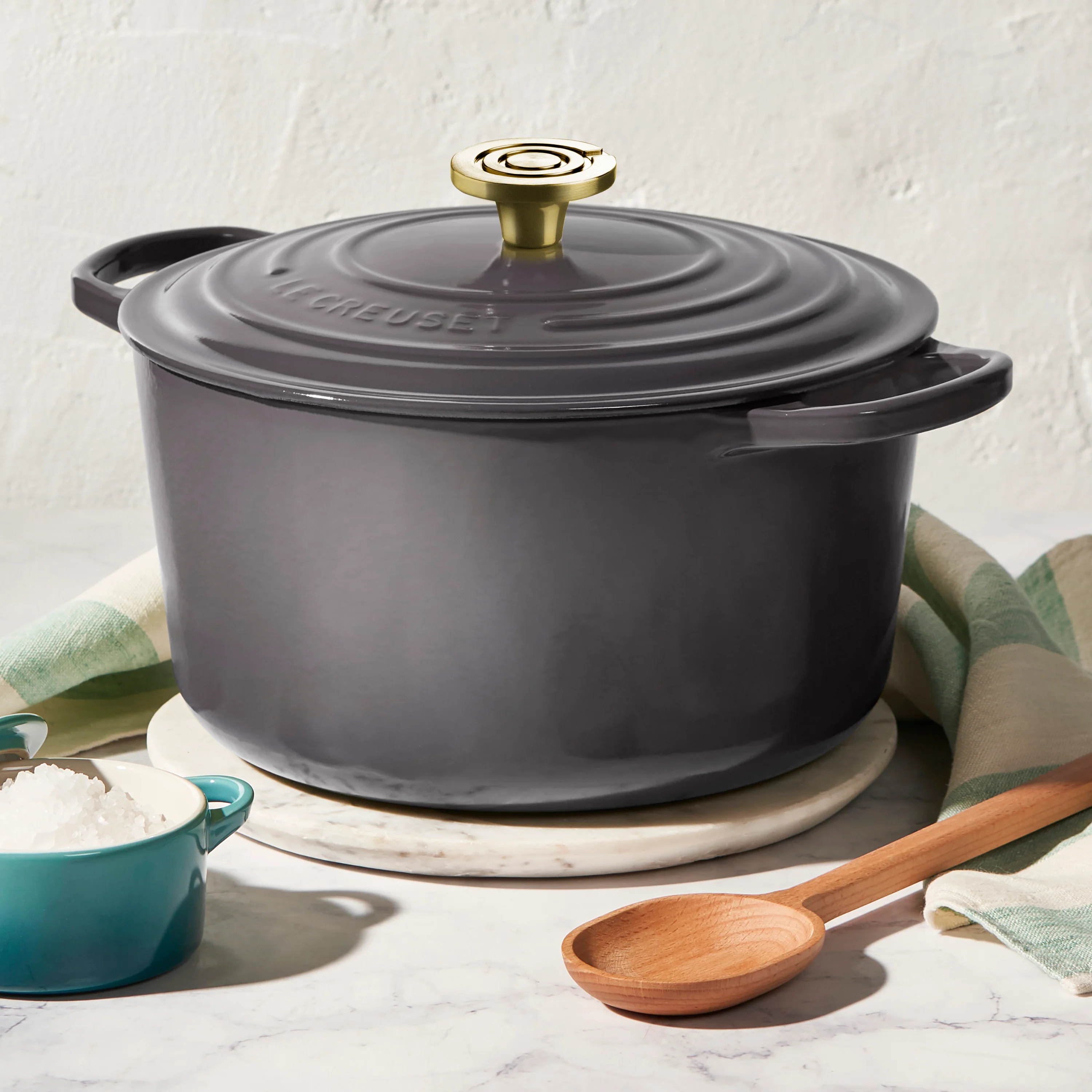 Le Creuset Signature Cast Iron 6.5-quart Oyster Round Deep Oven with Light Gold Crucible Knob - Image 4