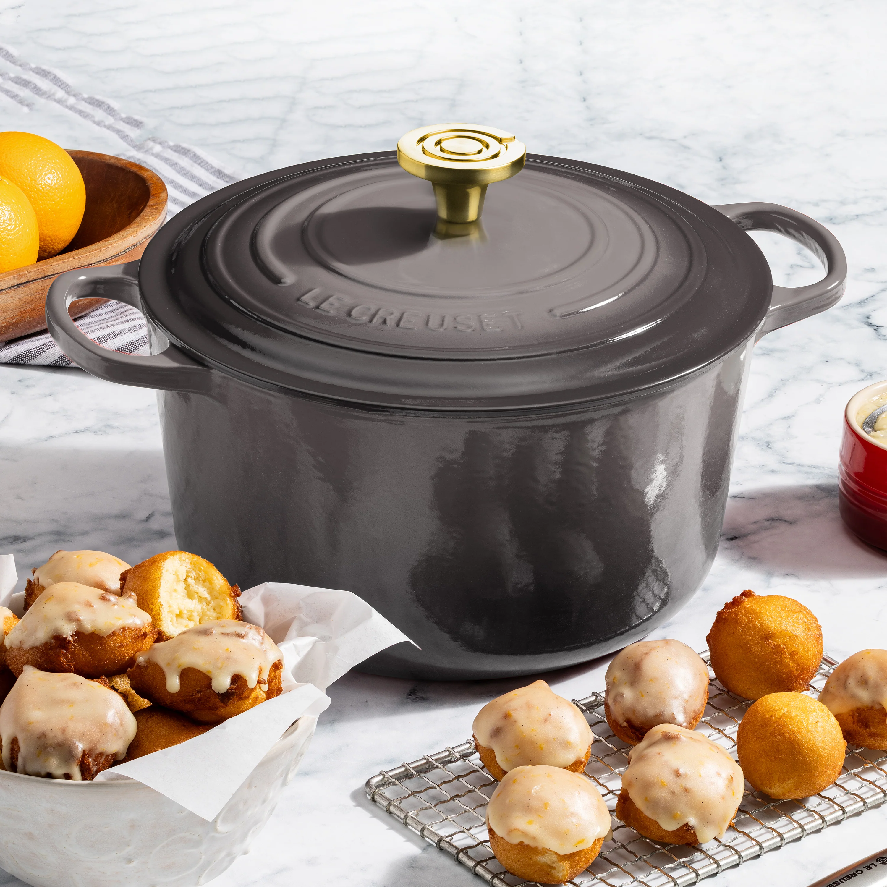 Le Creuset Signature Cast Iron 6.5-quart Oyster Round Deep Oven with Light Gold Crucible Knob - Image 5