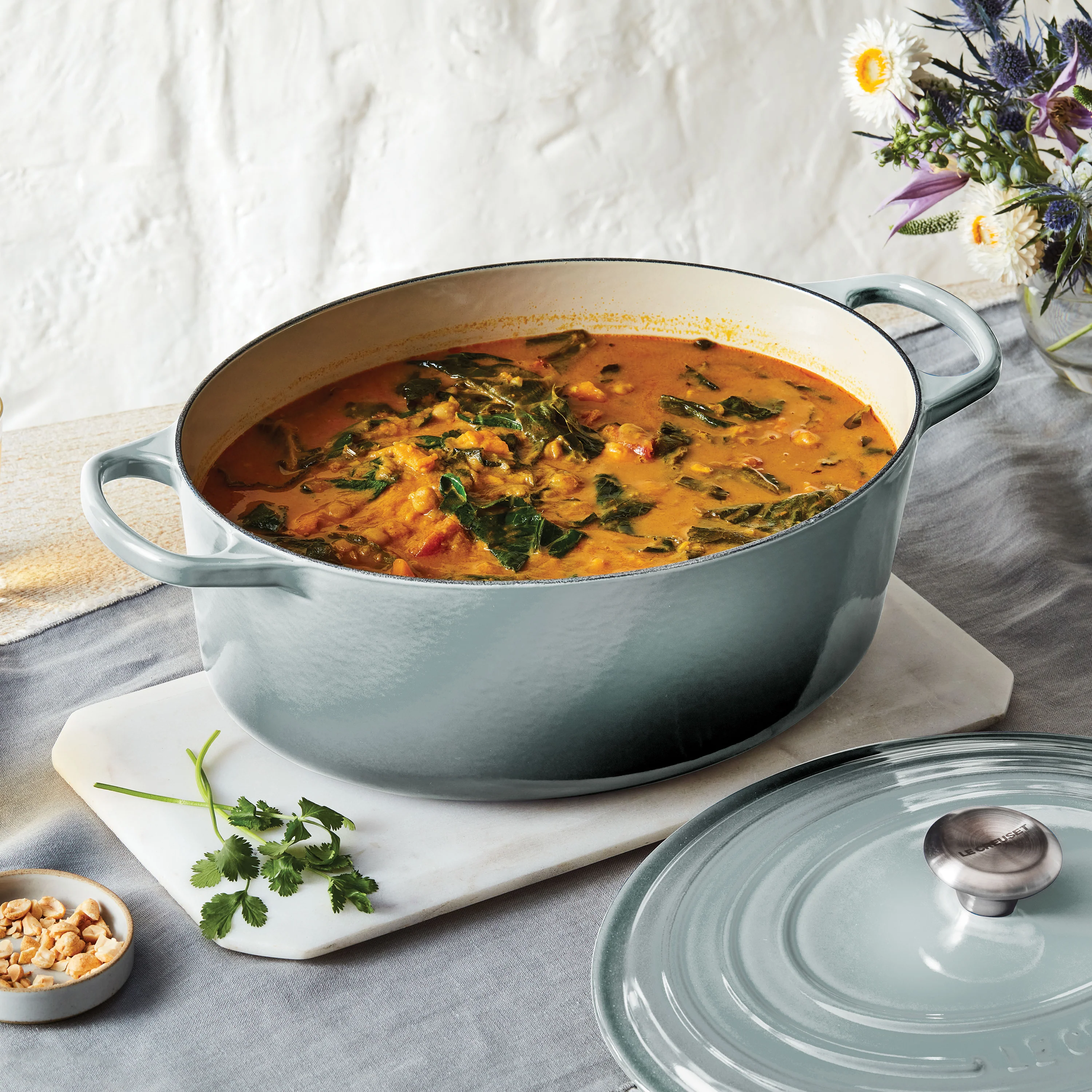 Le Creuset Signature Cast Iron 15.5-quart Sea Salt Oval Dutch Oven - Image 5