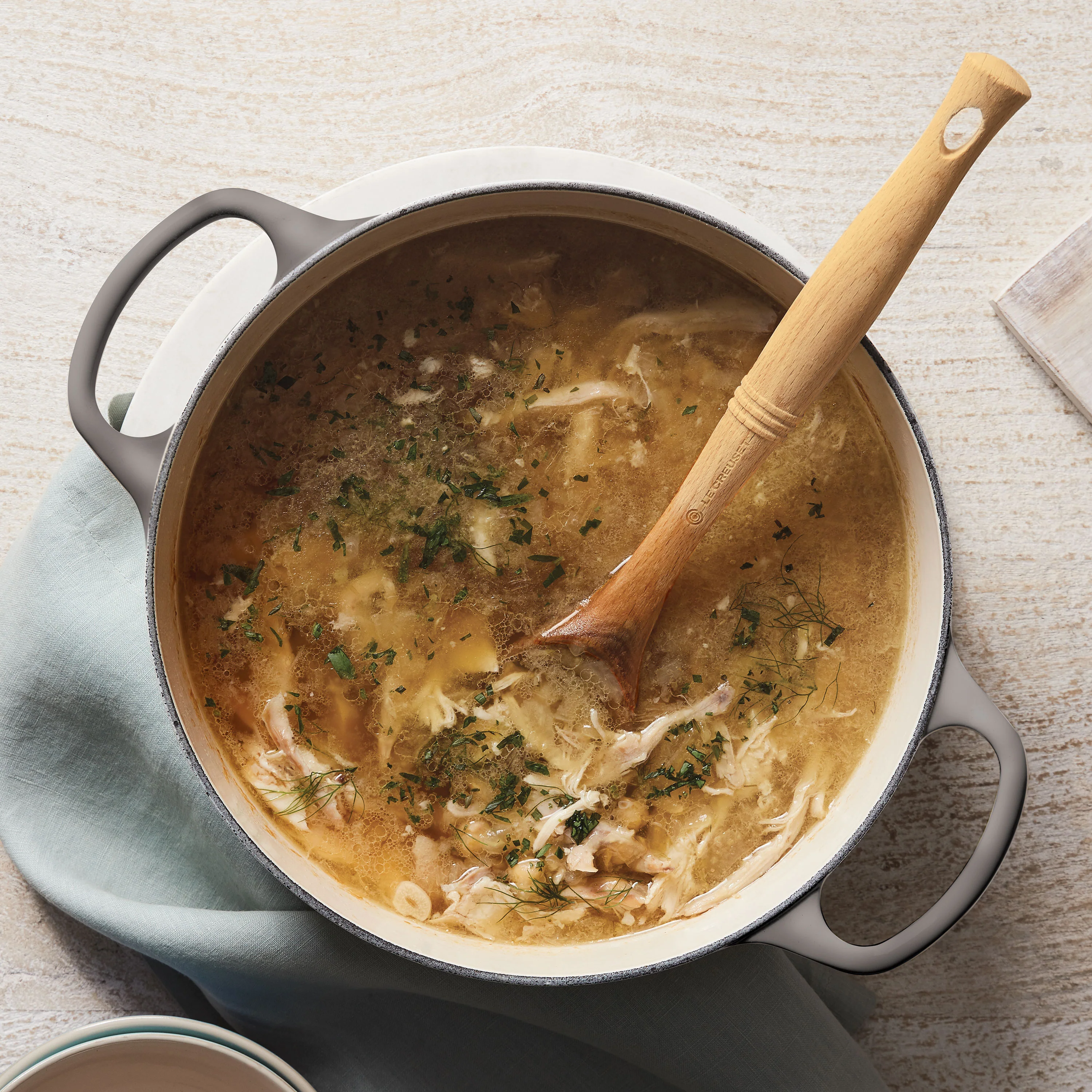 Le Creuset Signature Cast Iron 3.5-quart Oyster Round Dutch Oven & Cookbook Set - Image 8