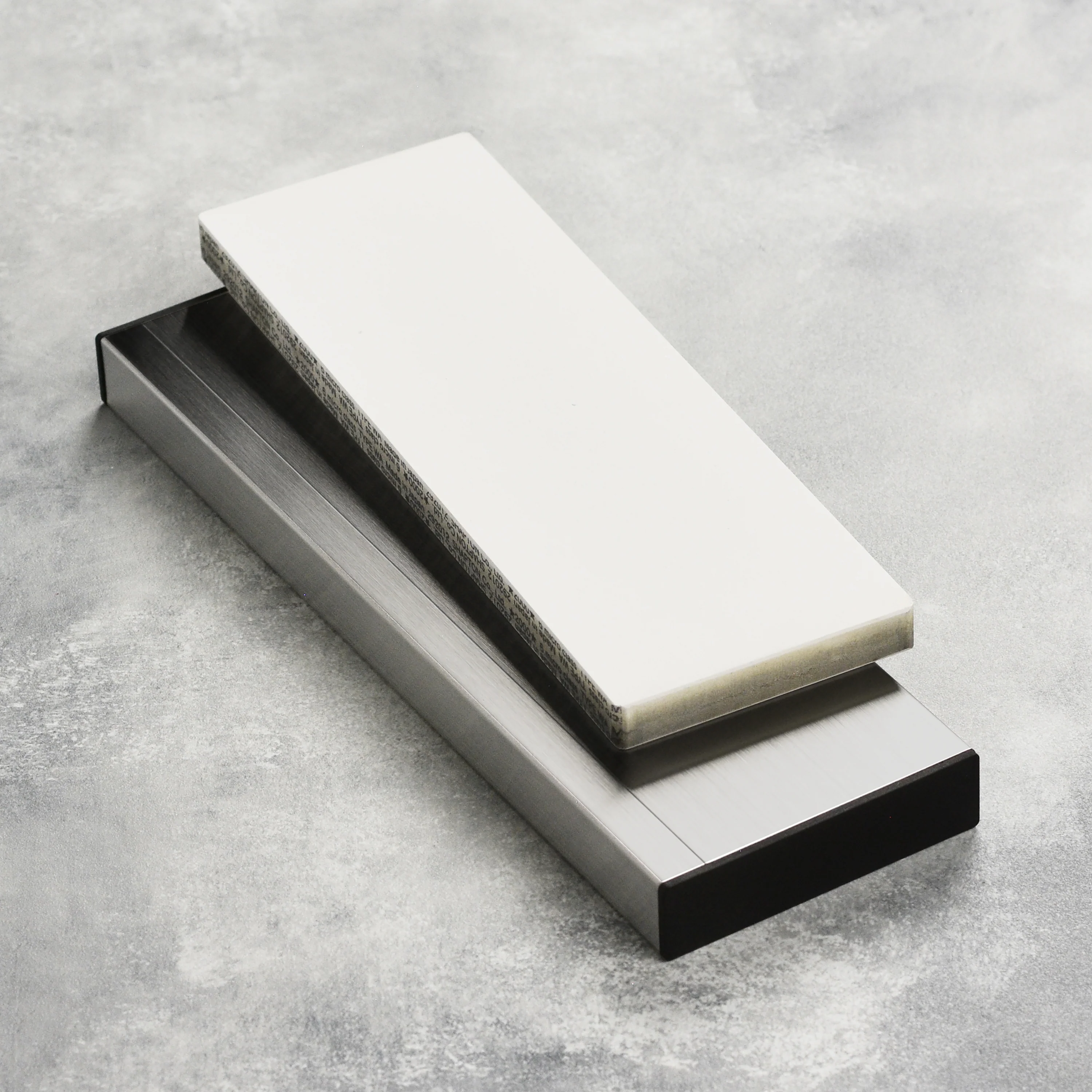 Shapton RockStar 2000 Whetstone with Stainless Steel Case - Image 2