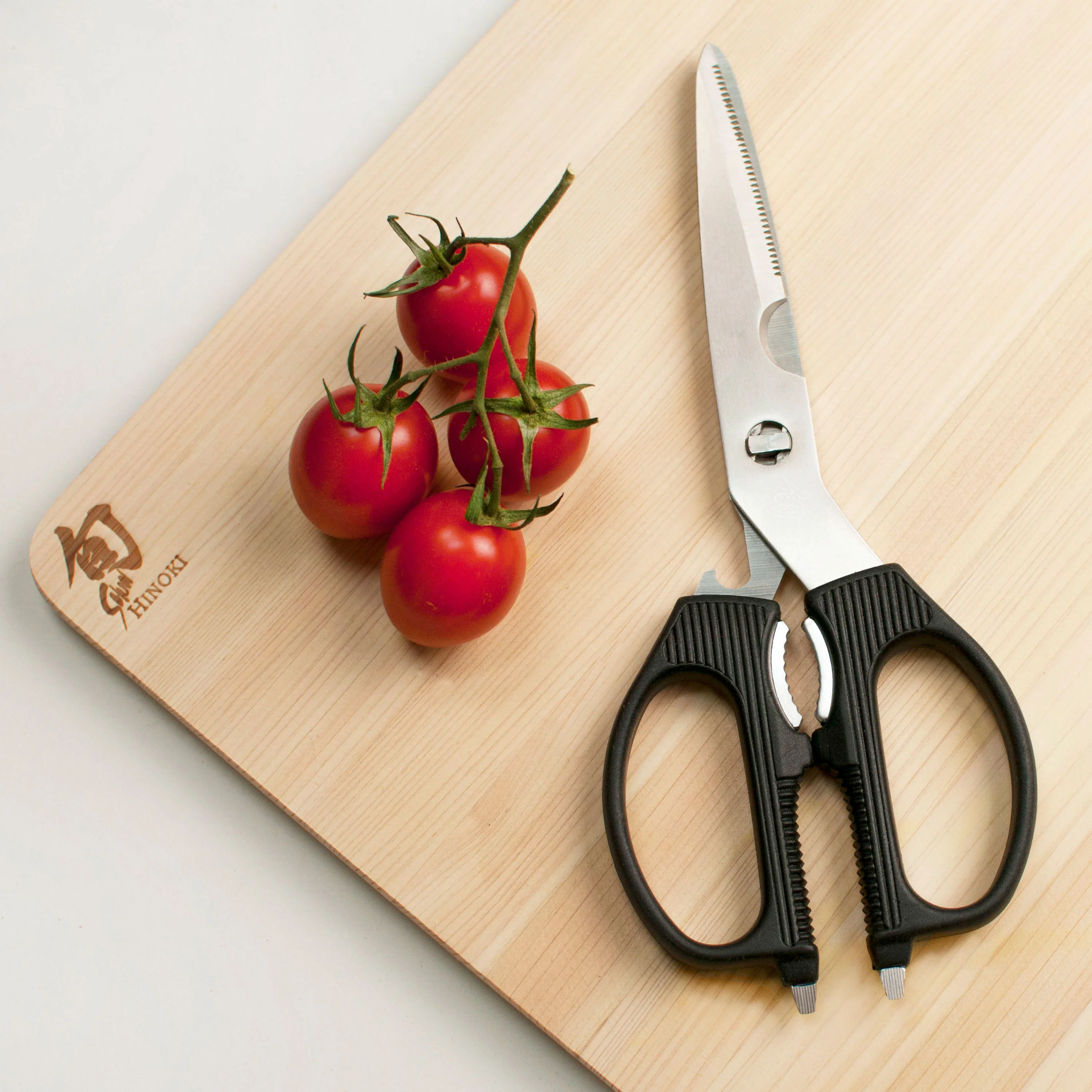 Shun 20" x 14" x 1" Hinoki Cutting Board with Juice Groove - Image 5