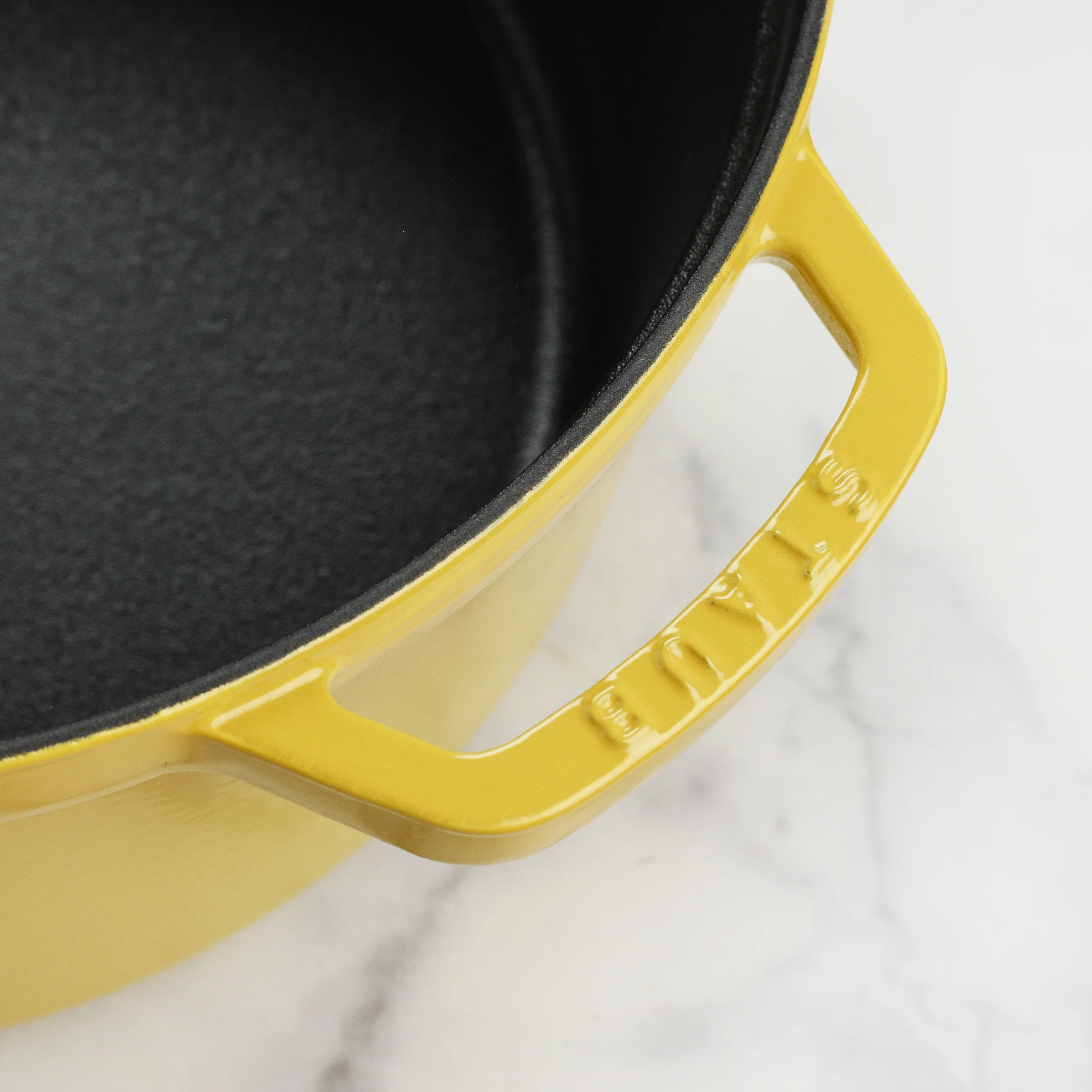 Staub 5.5-quart Citron Round Dutch Oven - Image 6