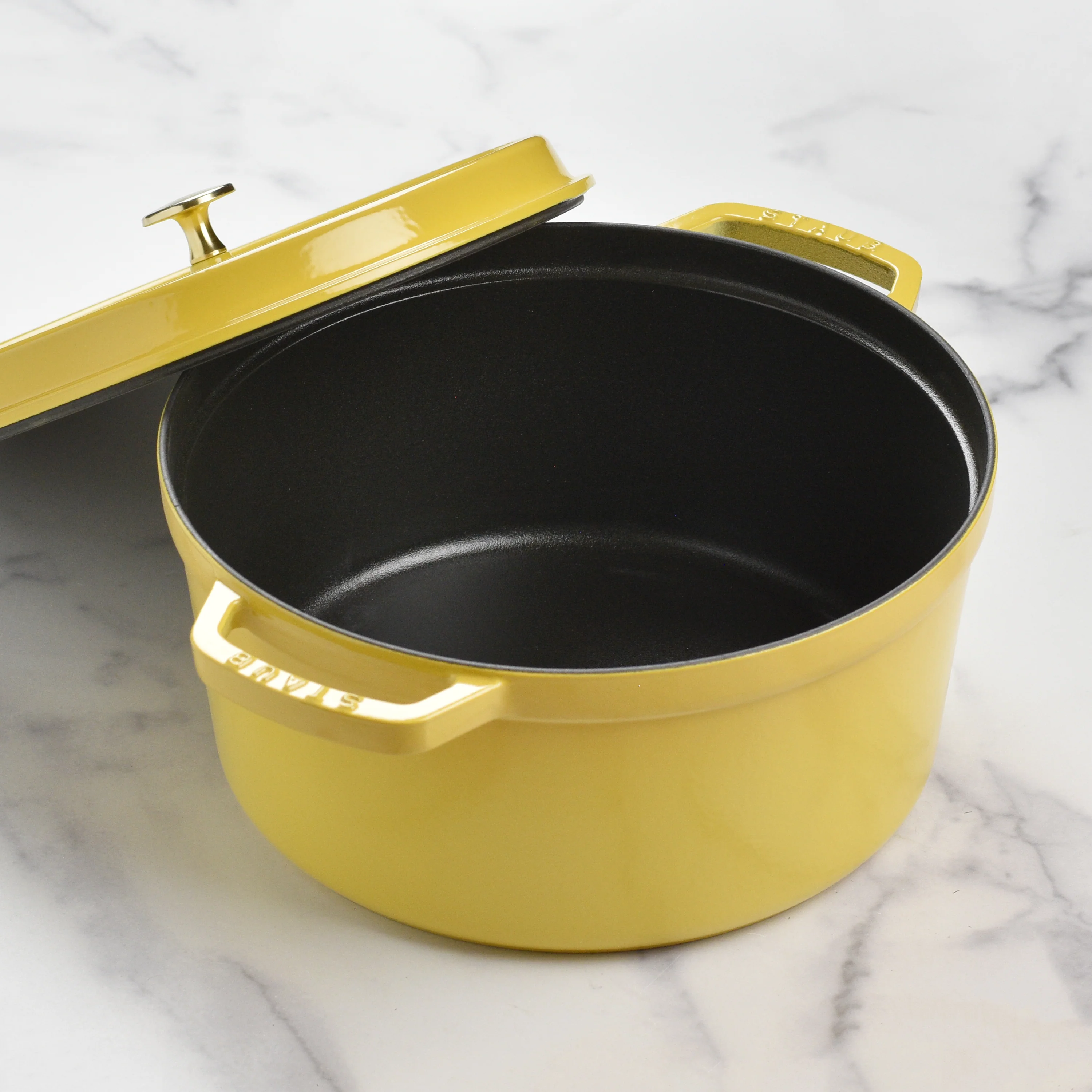 Staub 7-quart Citron Round Dutch Oven - Image 2
