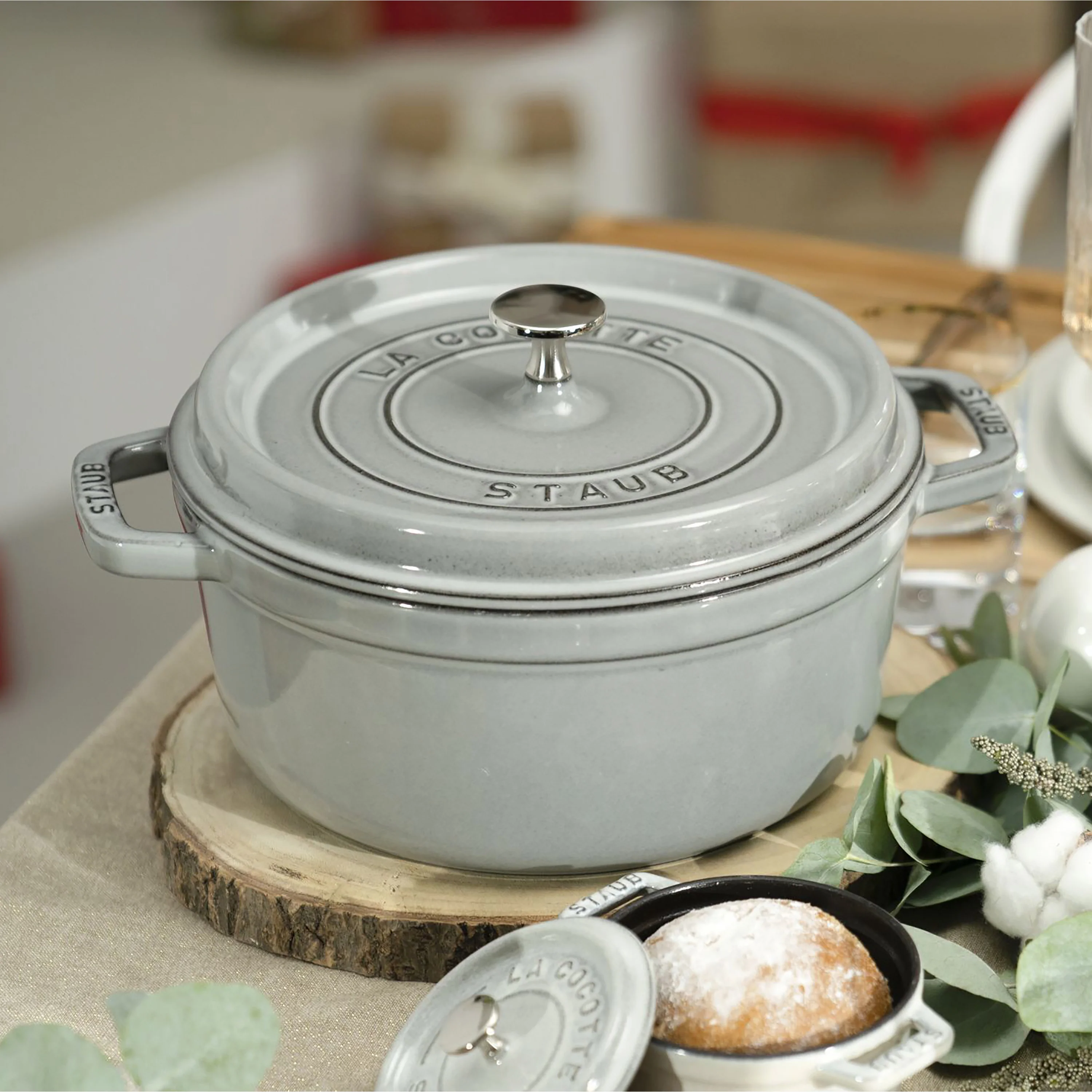 Staub 5.5-quart Graphite Gray Round Dutch Oven - Image 5