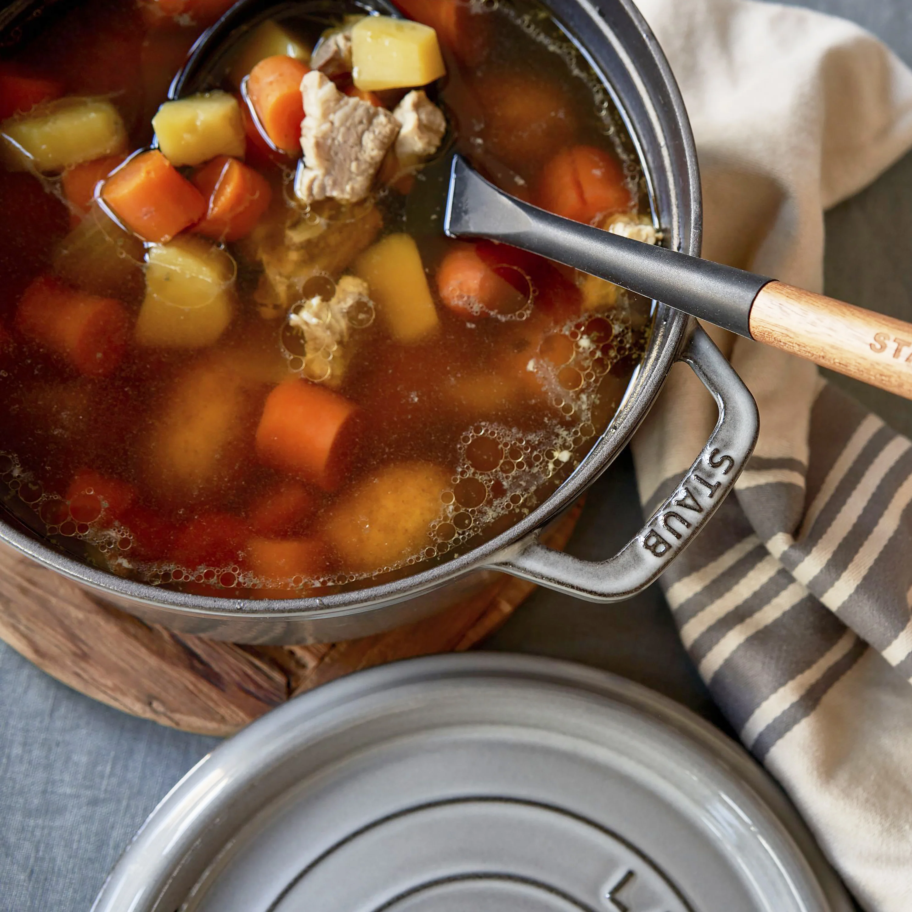 Staub 7-quart Graphite Gray Round Dutch Oven - Image 4