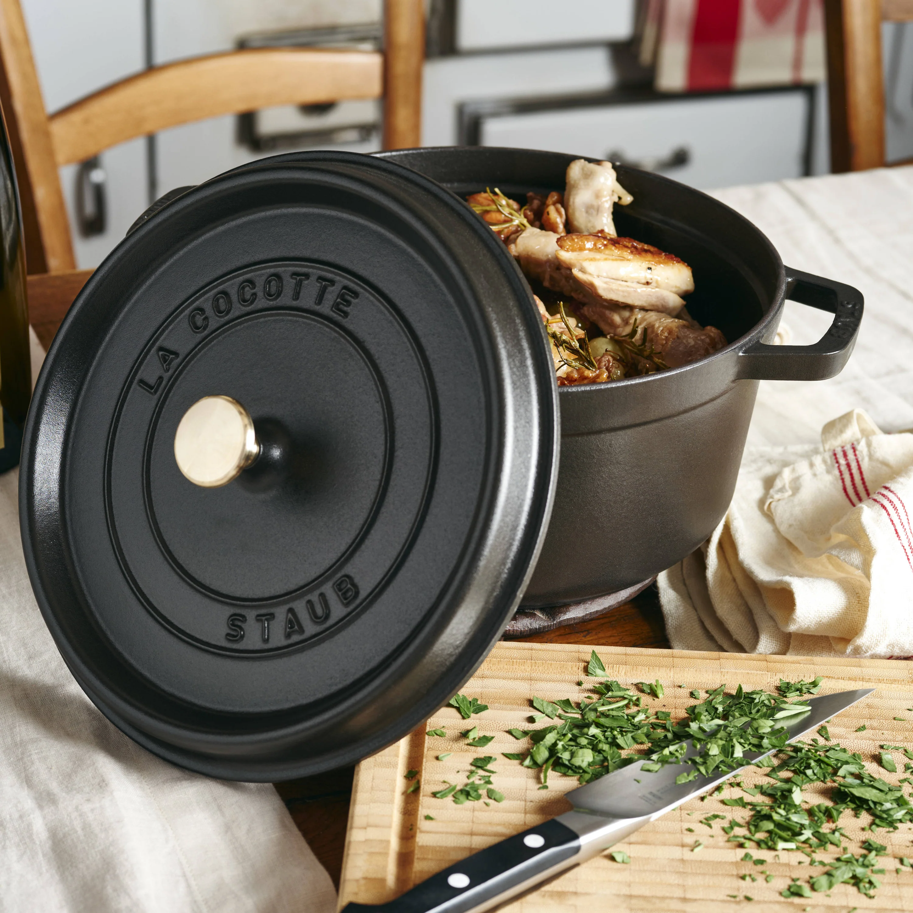 Staub 9-quart Matte Black Round Dutch Oven - Image 7