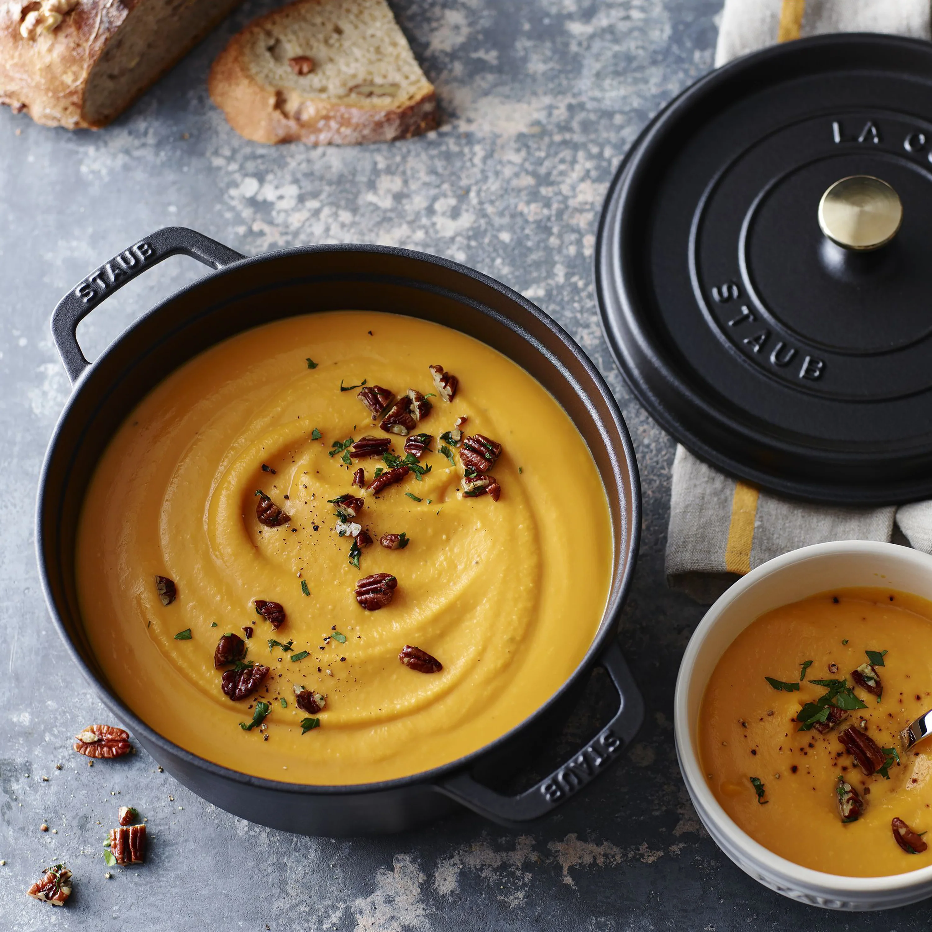 Staub 5.5-quart Matte Black Round Dutch Oven - Image 2