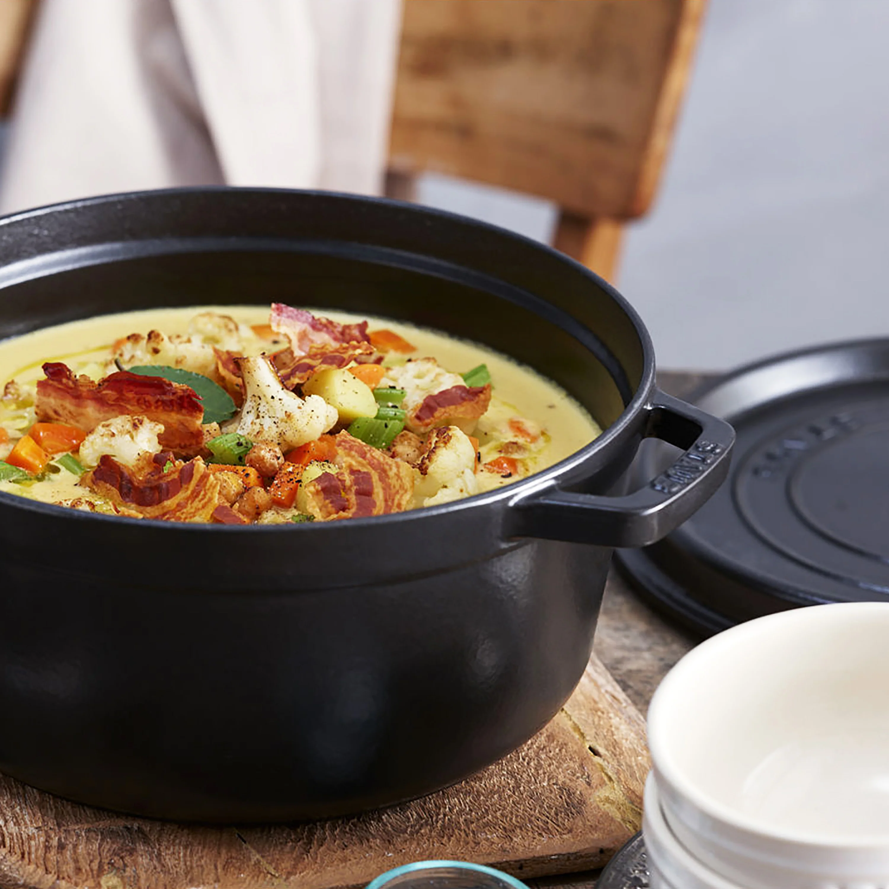 Staub 5.5-quart Matte Black Round Dutch Oven - Image 6