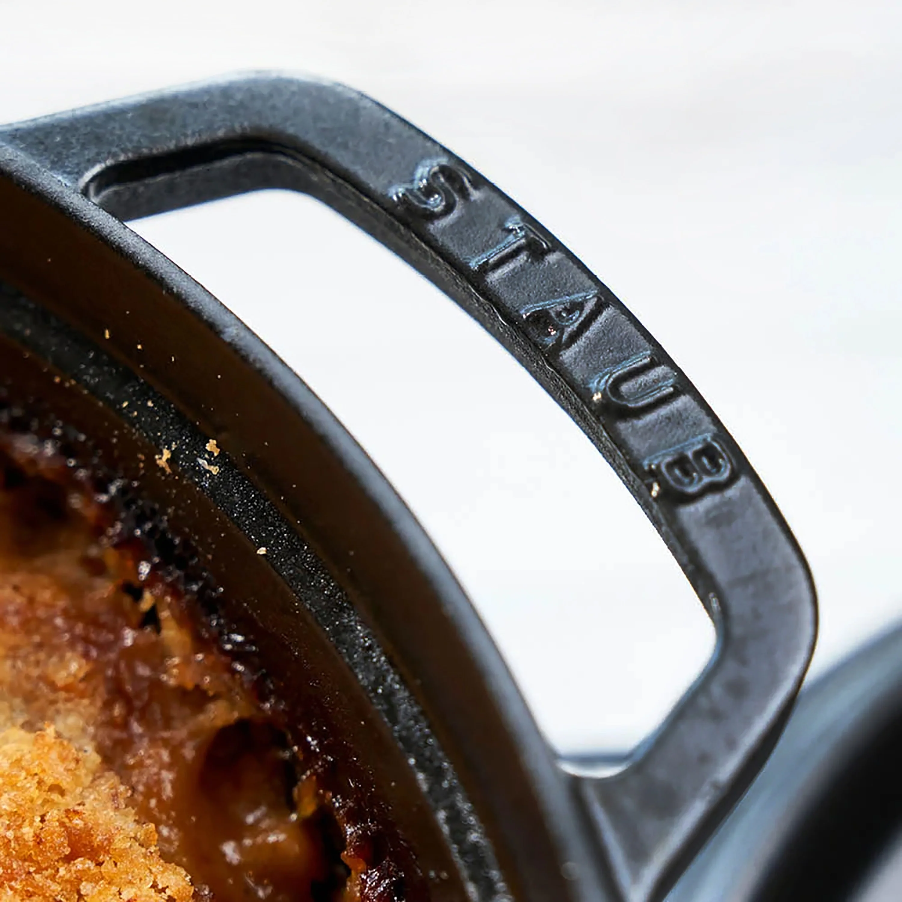 Staub 5.5-quart Matte Black Round Dutch Oven - Image 7