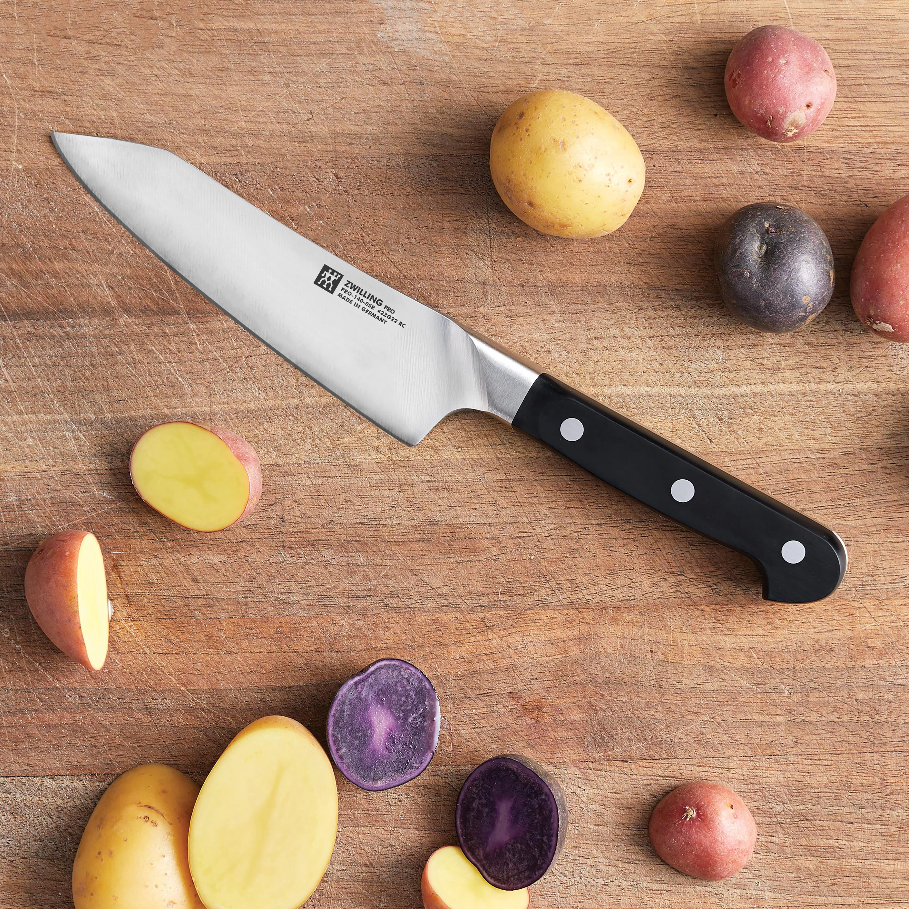 Zwilling Pro 5.5" Rocking Santoku Knife - Image 5