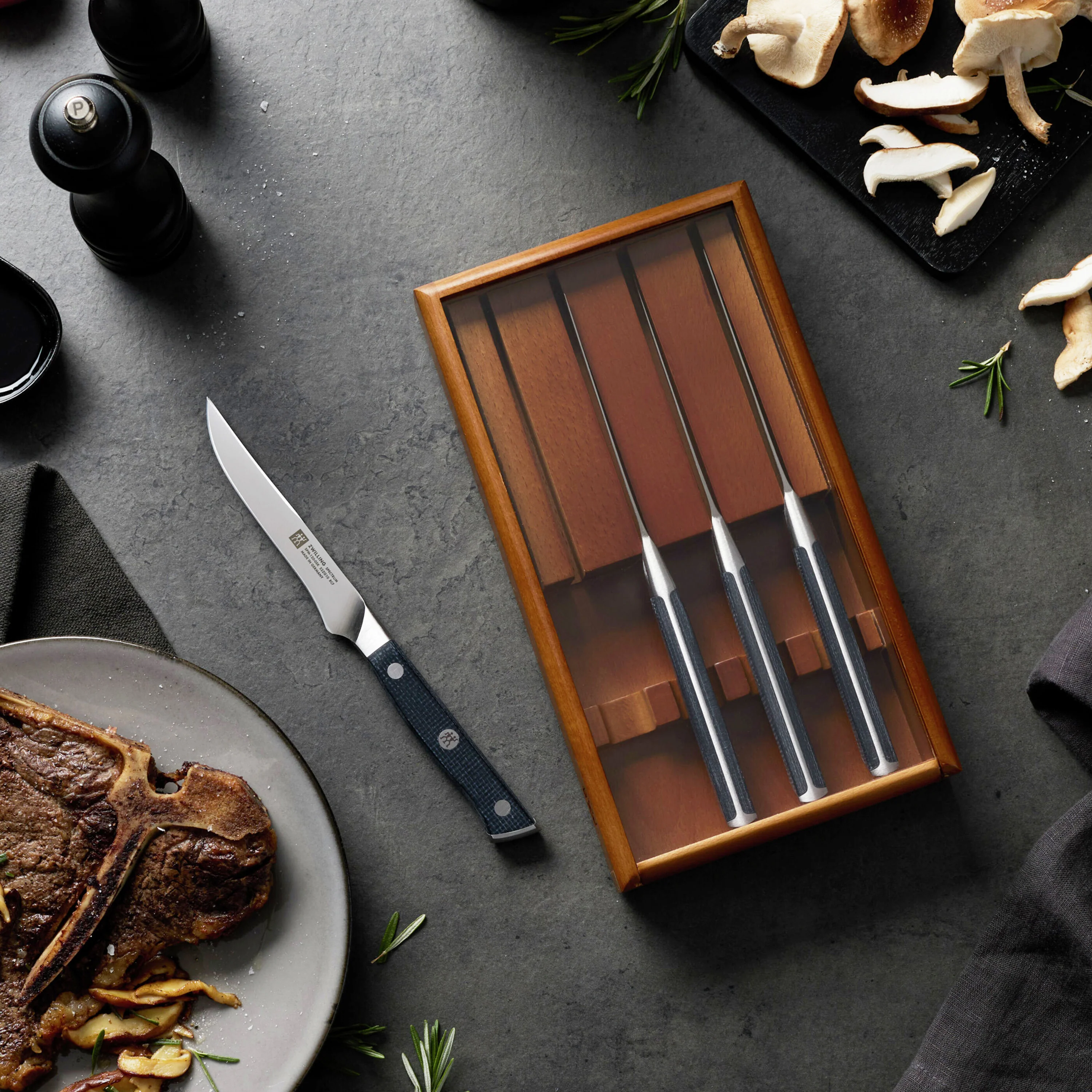 Zwilling Spectrum 4 Piece Steak Knife Set with Wooden Case - Image 3